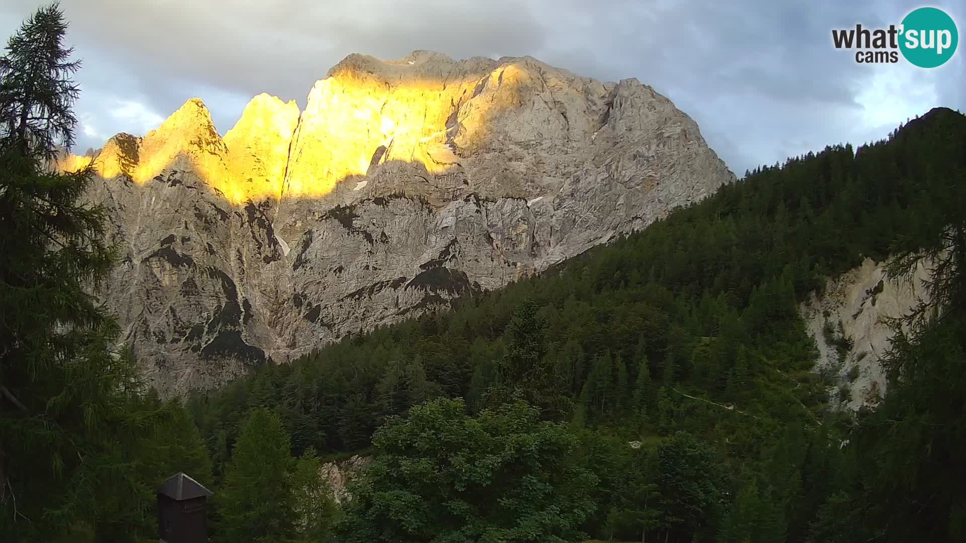 Vršič LIVE webcam Erjavčeva house – view to PRISOJNIK – Slovenia