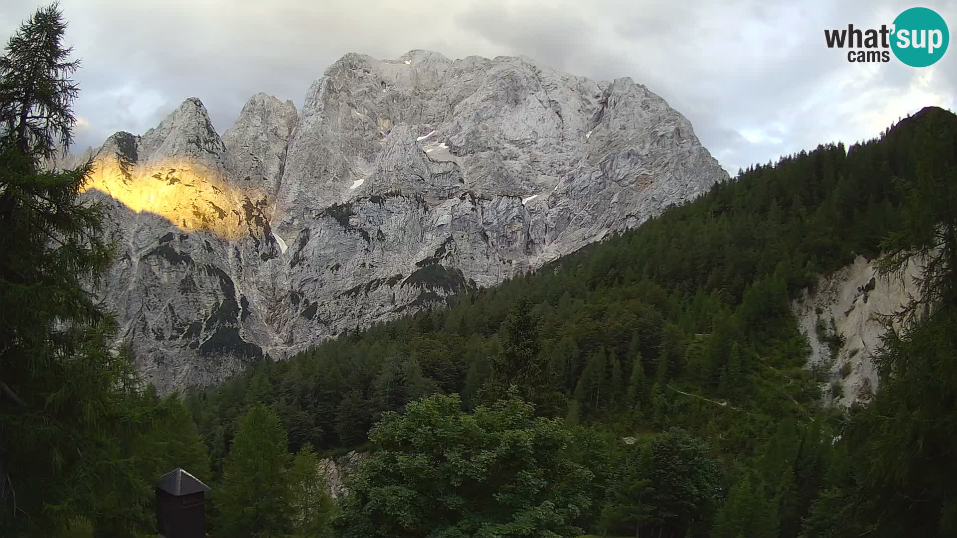 Vršič LIVE webcam Erjavčeva house – view to PRISOJNIK – Slovenia