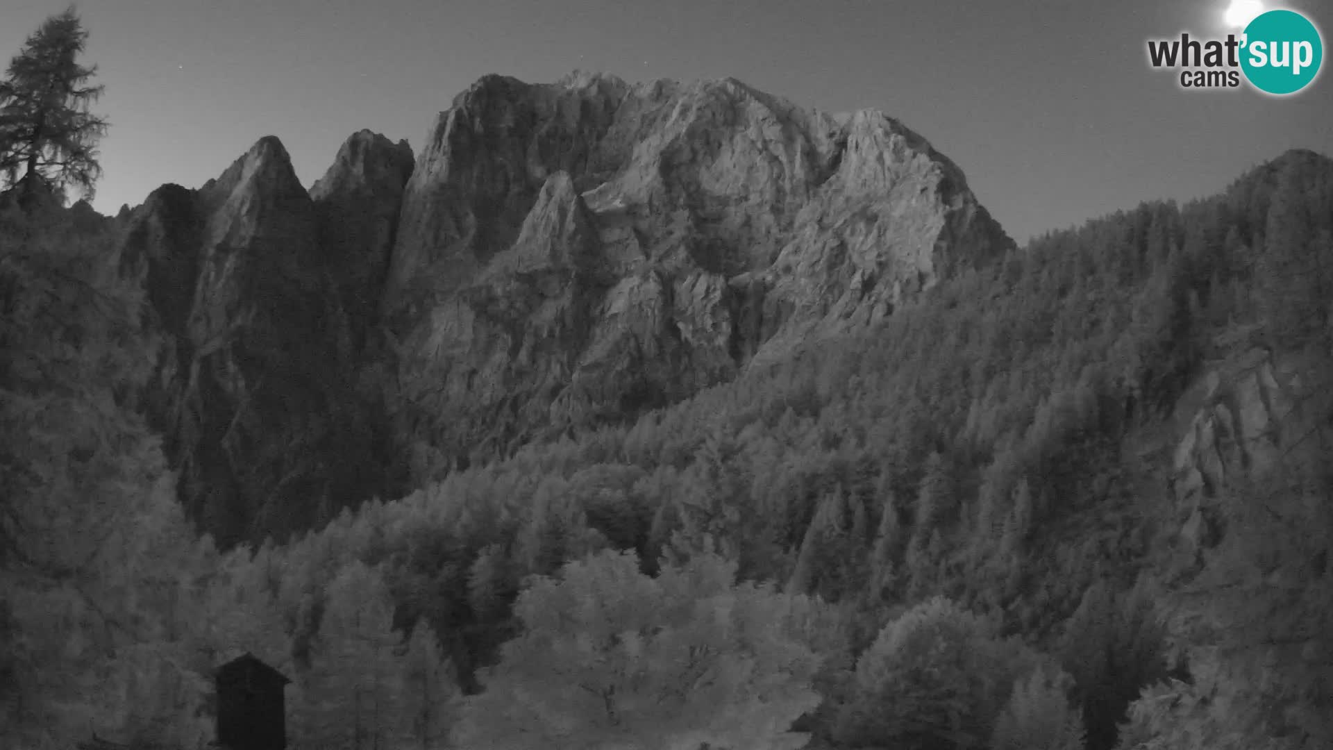 Vršič LIVE webcam casa Erjavčeva – vista sul PRISOJNIK – Slovenia