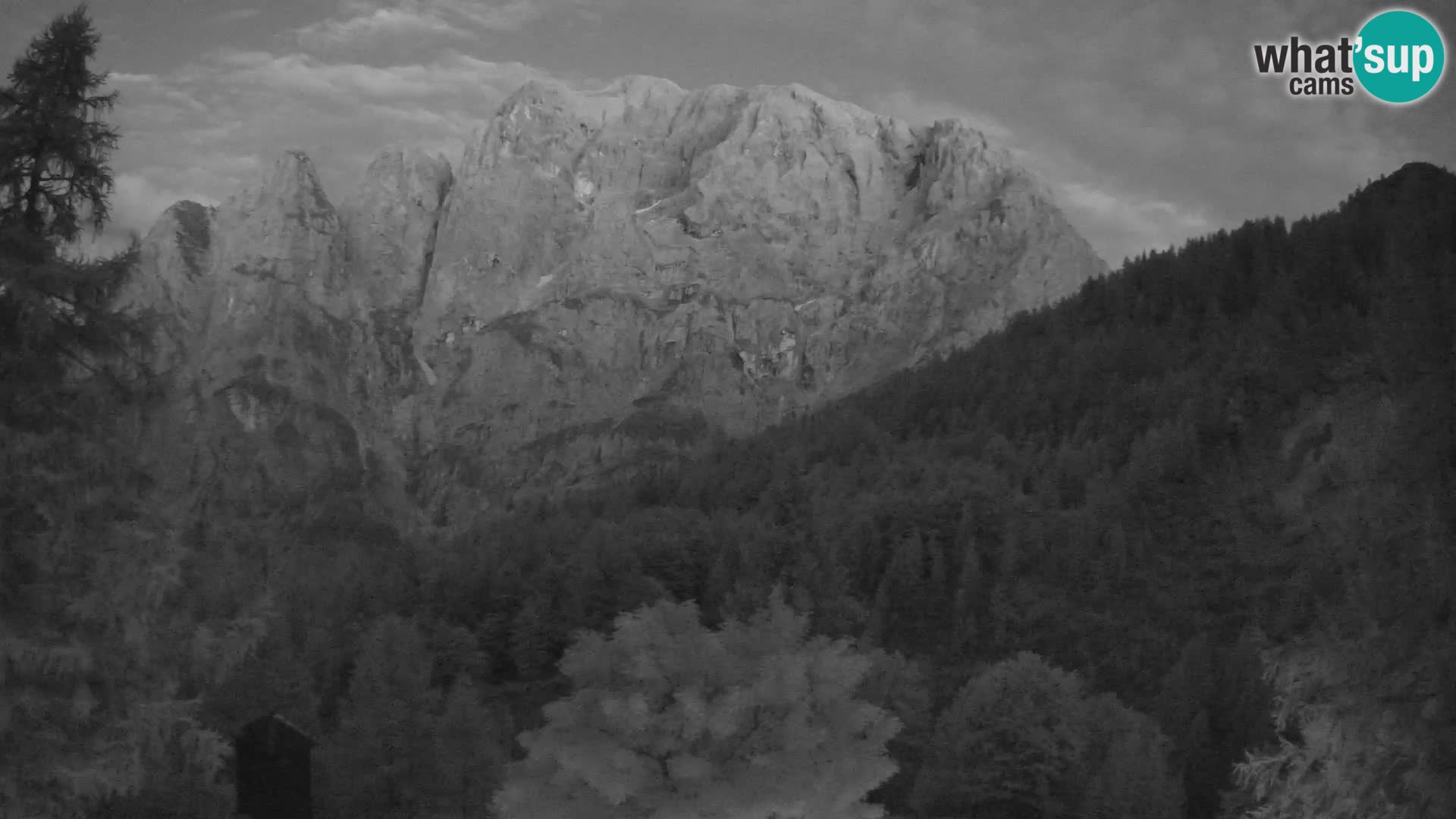 Vršič LIVE webcam casa Erjavčeva – vista sul PRISOJNIK – Slovenia