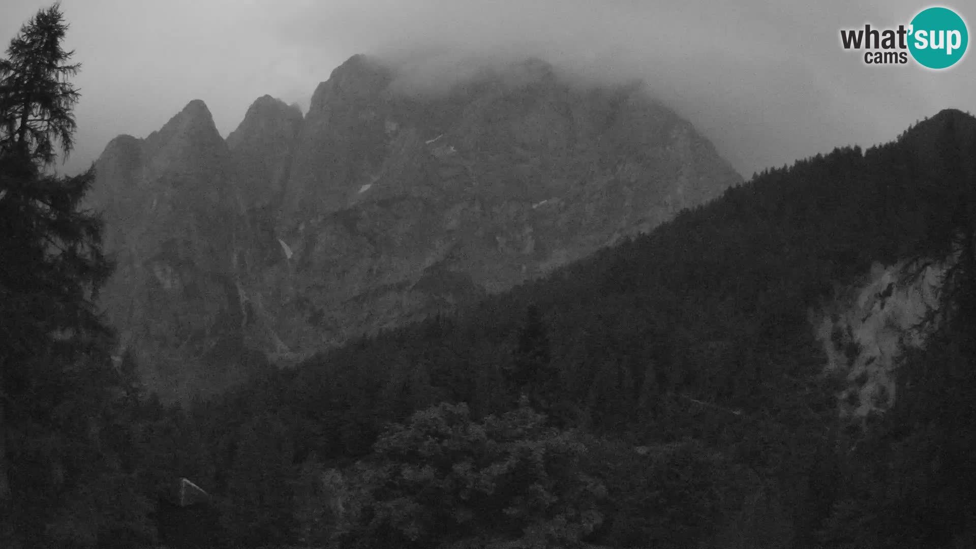 Vršič LIVE webcam Erjavčeva house – view to PRISOJNIK – Slovenia