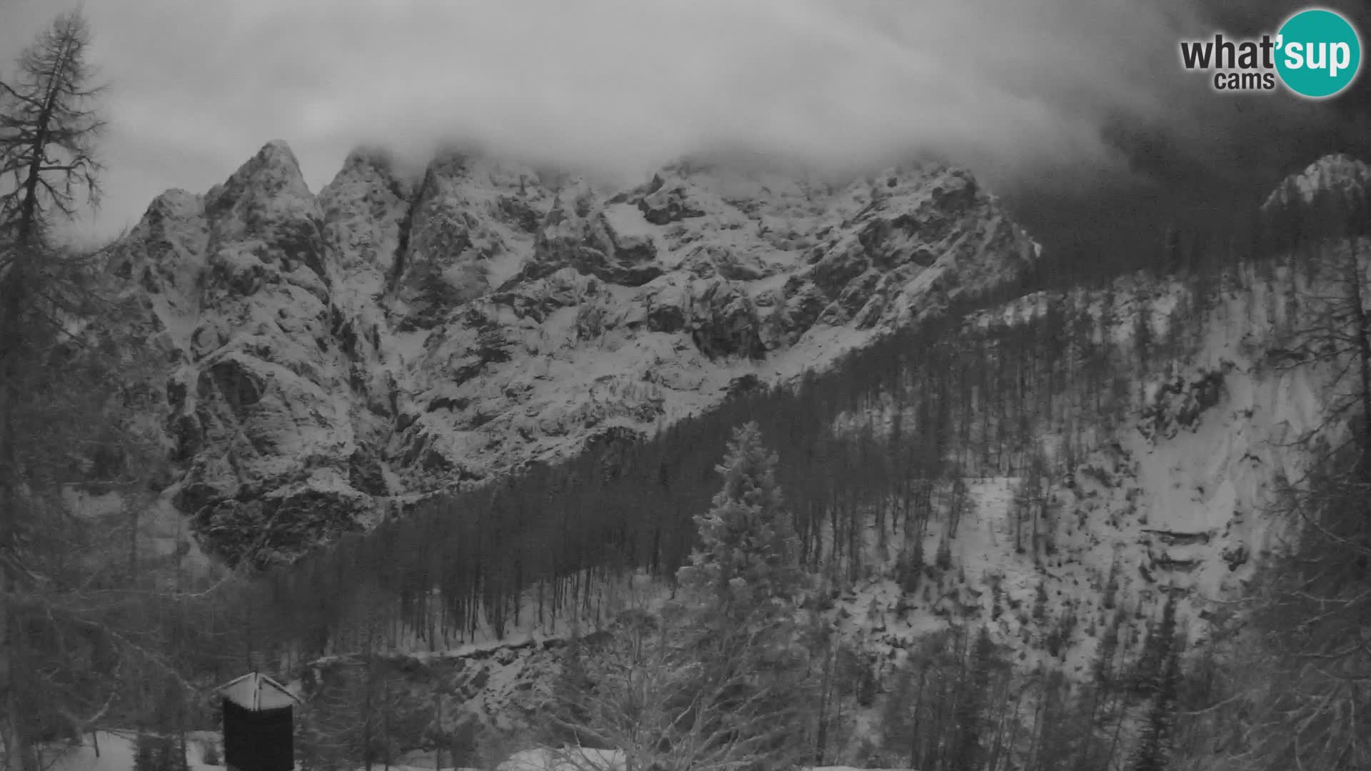 Vršič spletna kamera Erjavčeva hiša – pogled na PRISOJNIK