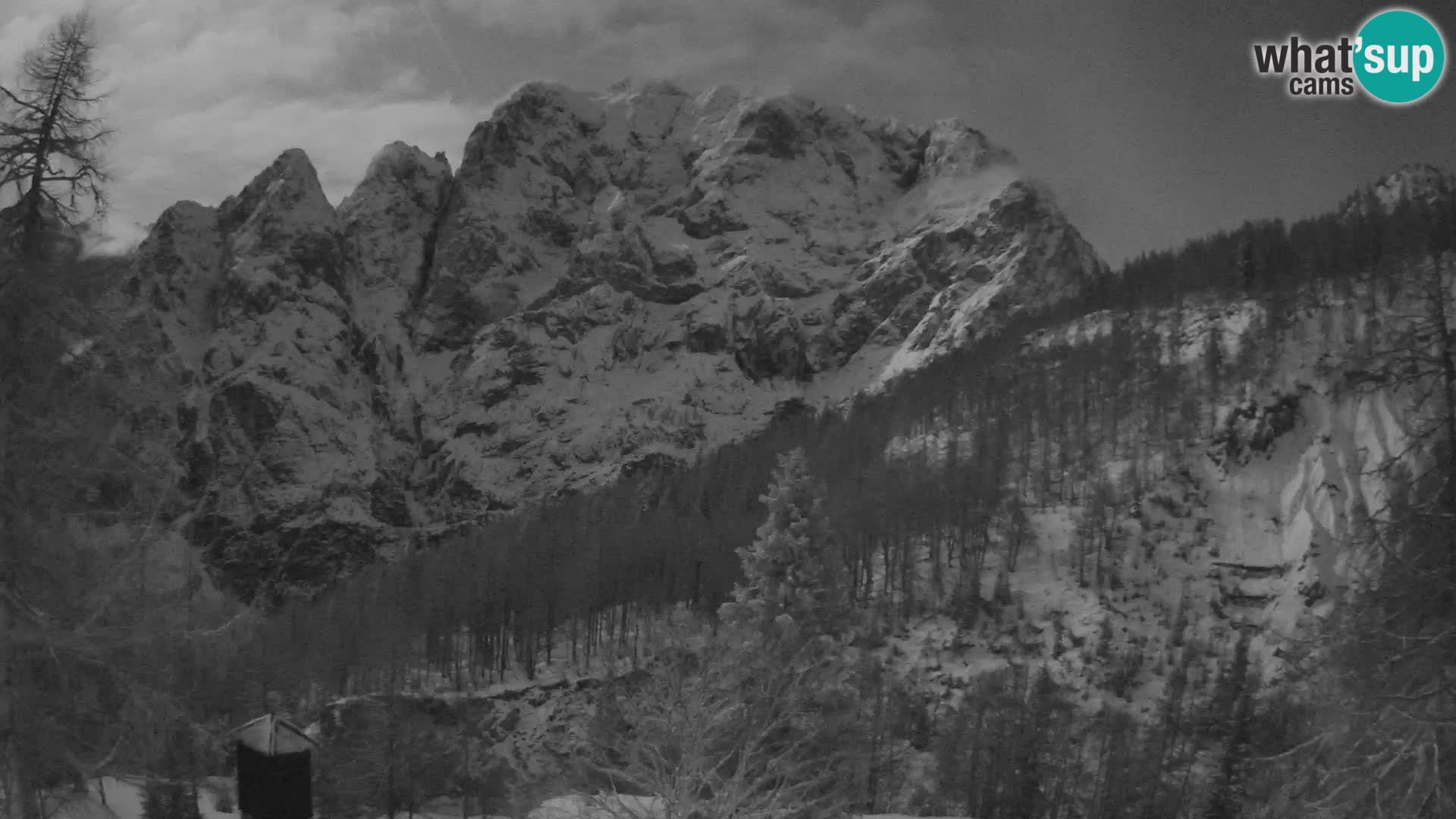 Vršič LIVE webcam Erjavčeva house – view to PRISOJNIK – Slovenia