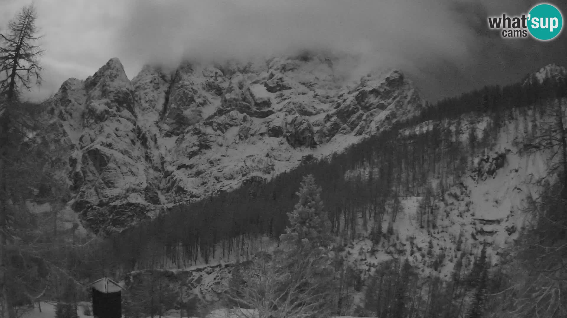 Vršič LIVE webcam casa Erjavčeva – vista sul PRISOJNIK – Slovenia