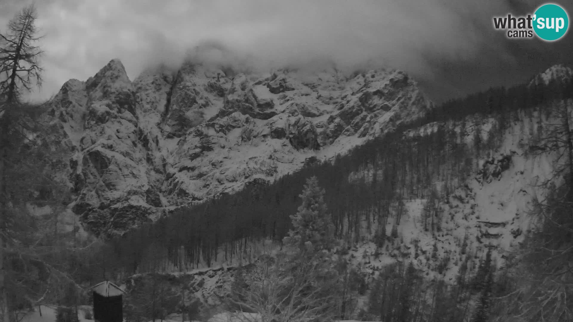 Vršič LIVE webcam Erjavčeva house – view to PRISOJNIK – Slovenia