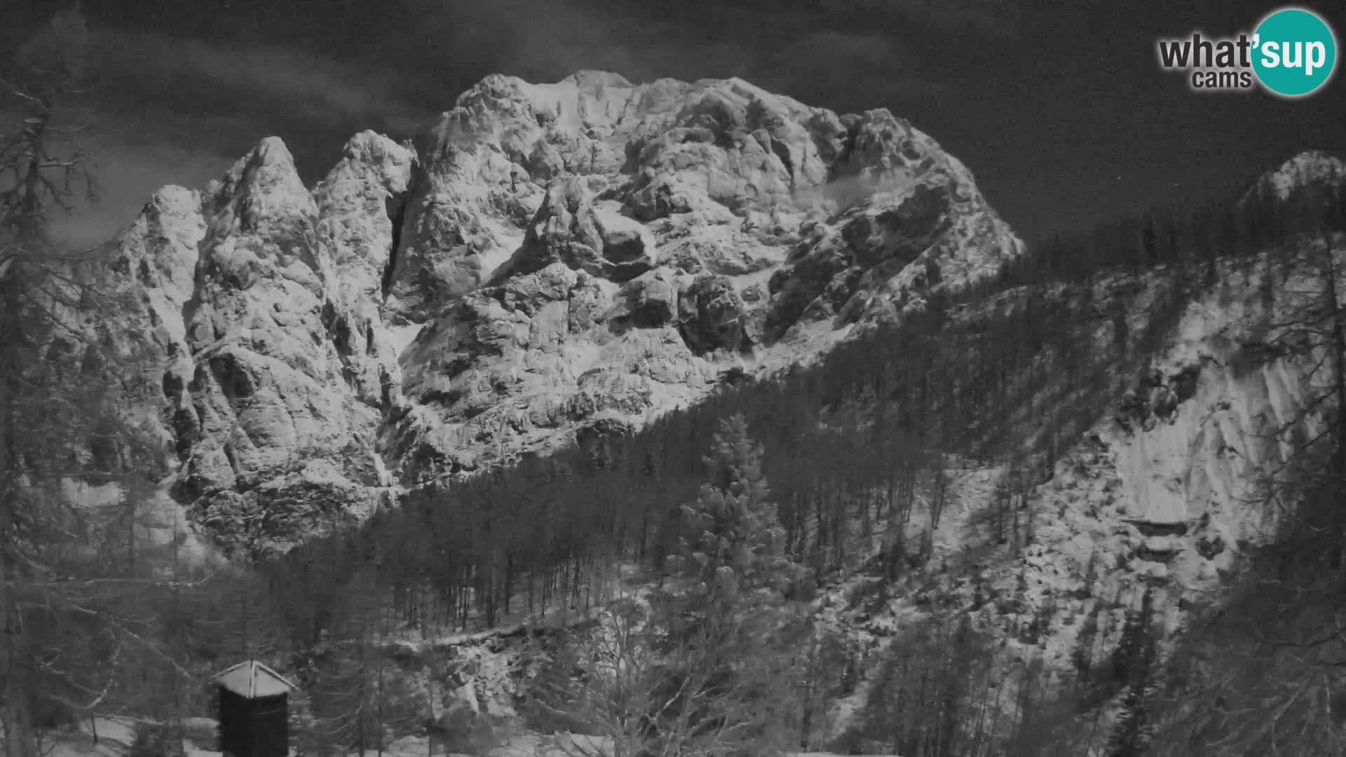 Vršič spletna kamera Erjavčeva hiša – pogled na PRISOJNIK