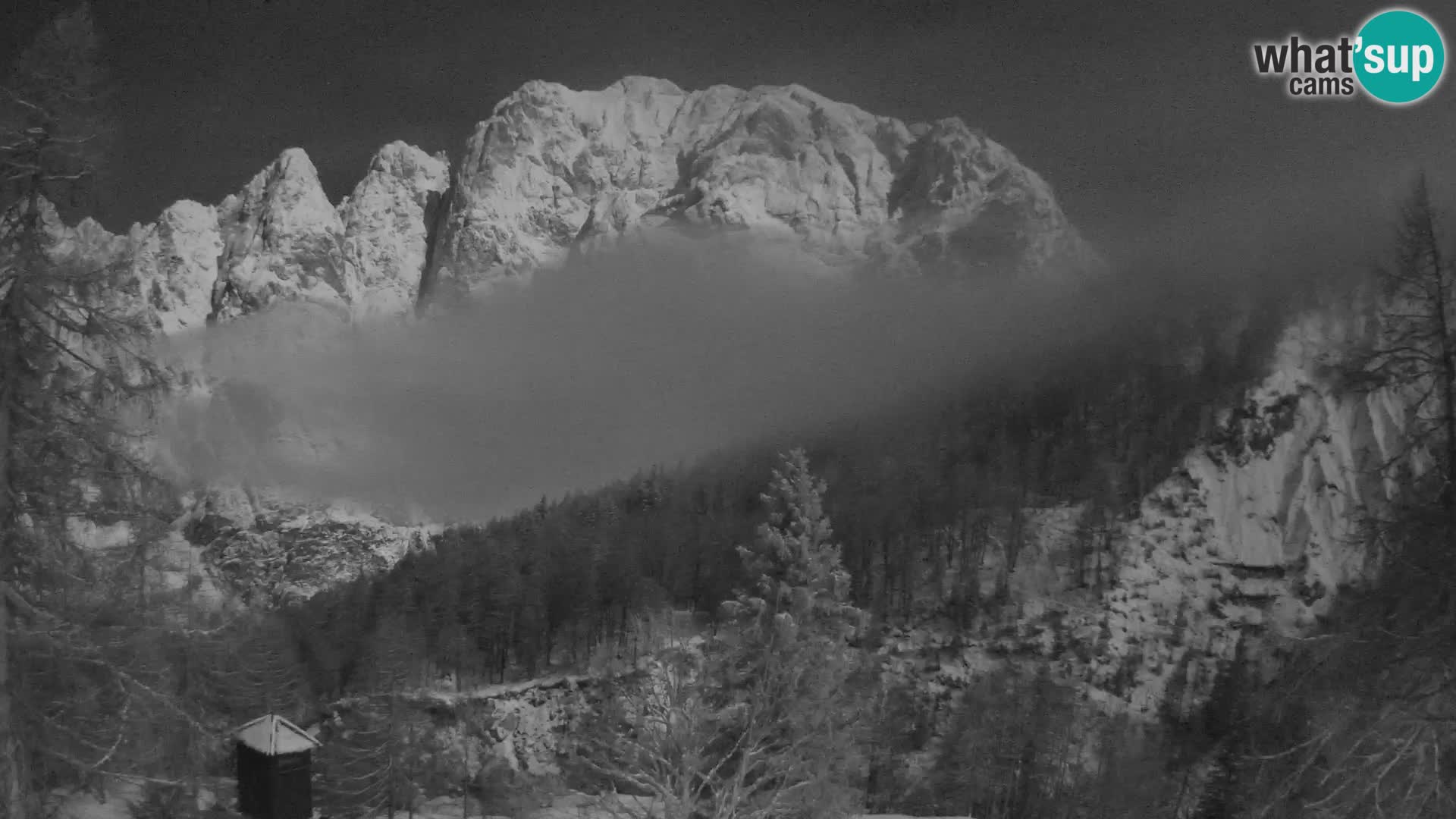 Vršič LIVE webcam Erjavčeva house – view to PRISOJNIK – Slovenia