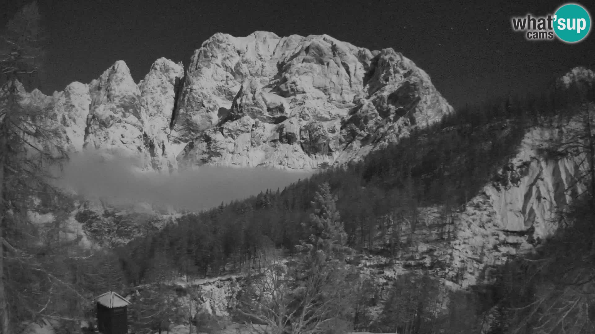 Vršič LIVE webcam casa Erjavčeva – vista sul PRISOJNIK – Slovenia