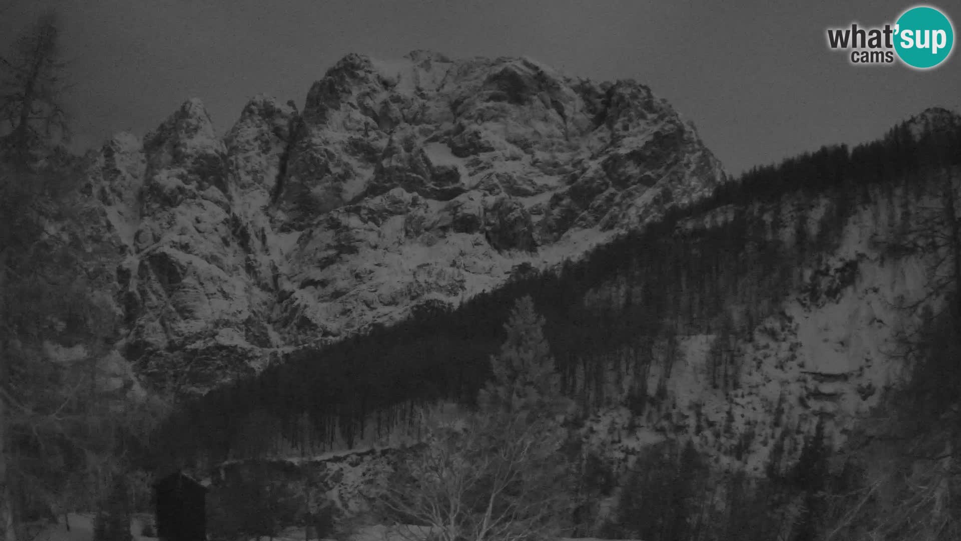 Vršič LIVE webcam Erjavčeva house – view to PRISOJNIK – Slovenia