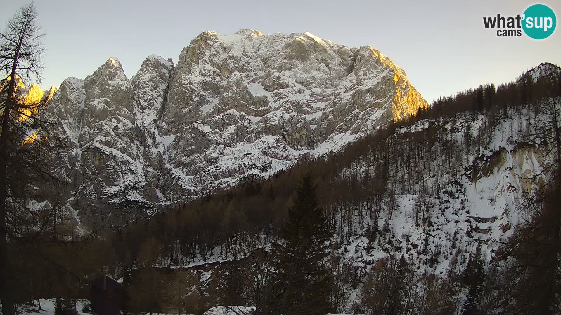 Vršič spletna kamera Erjavčeva hiša – pogled na PRISOJNIK