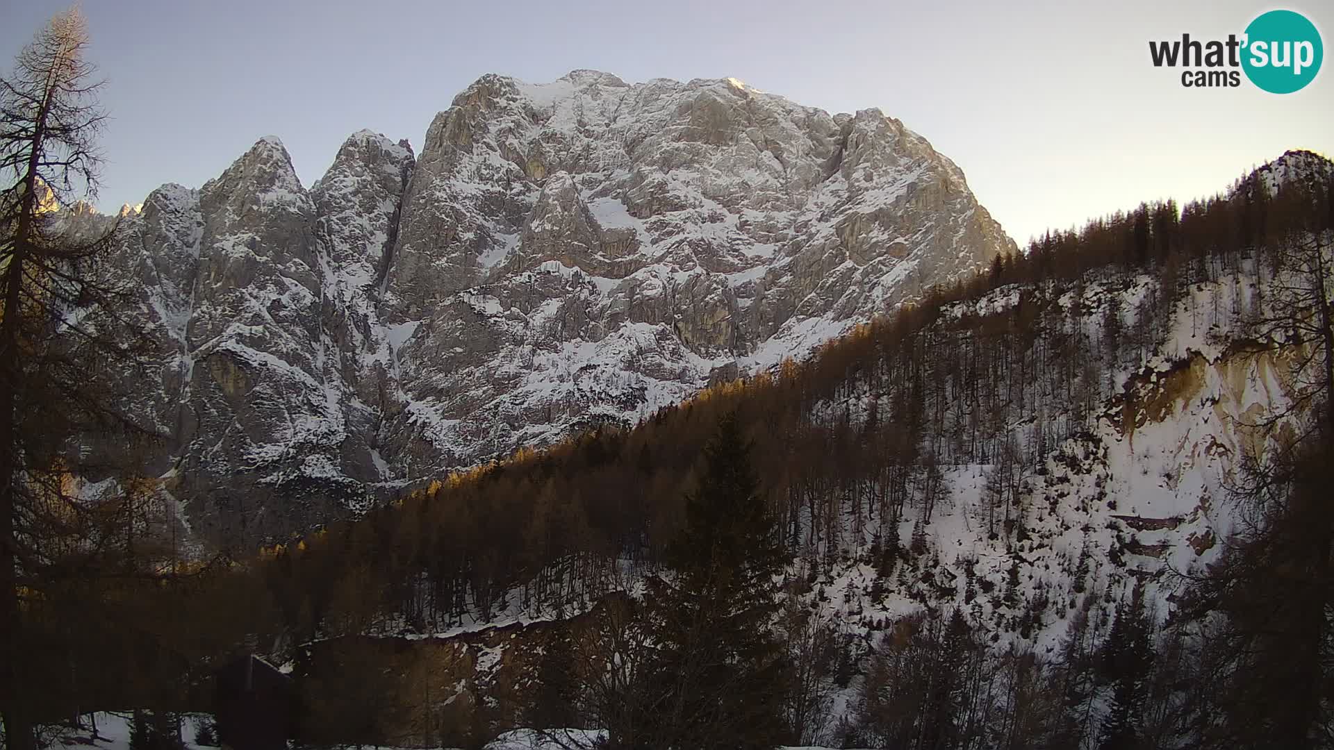 Vršič spletna kamera Erjavčeva hiša – pogled na PRISOJNIK