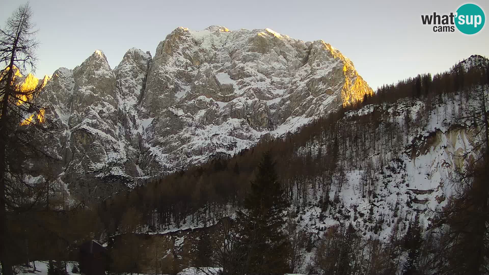 Vršič LIVE webcam Erjavčeva house – view to PRISOJNIK – Slovenia