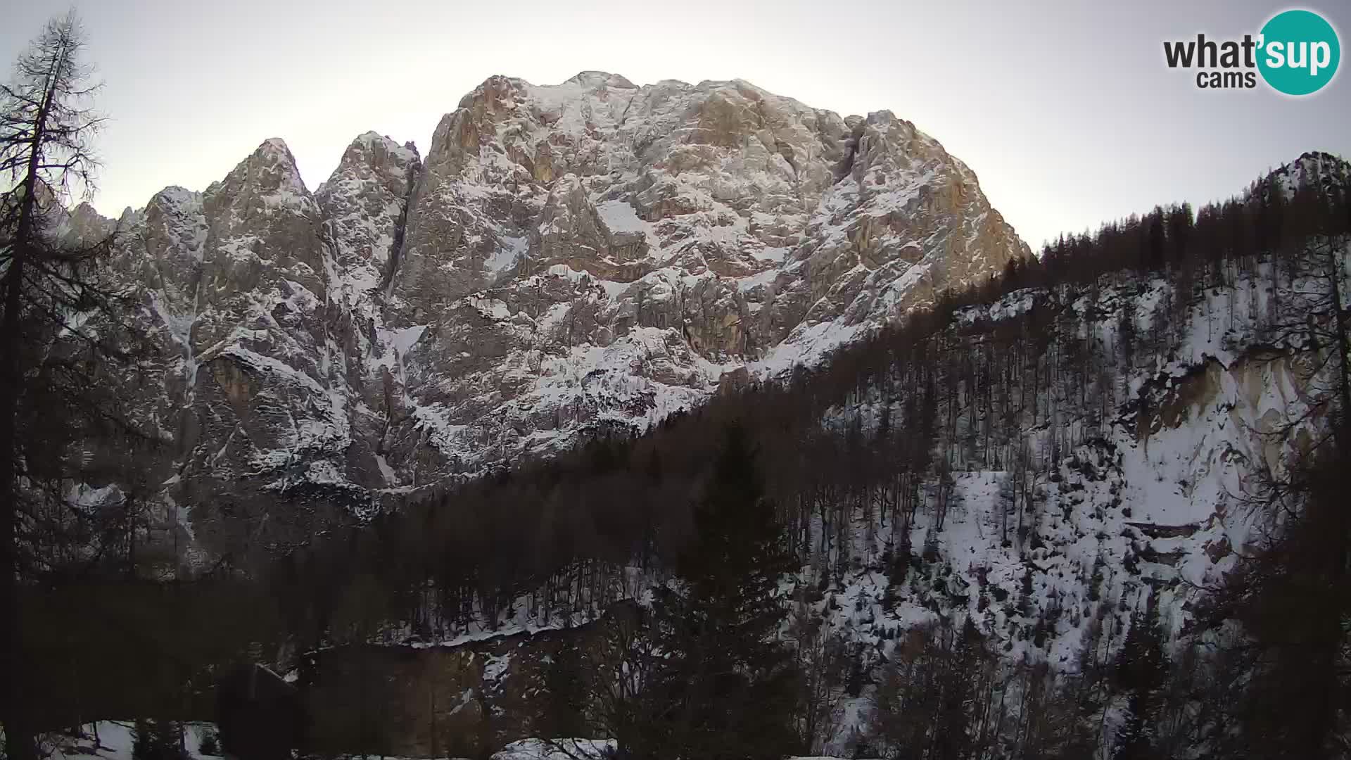 Vršič web kamera Erjavčeva kuća – view to PRISOJNIK – Slovenija