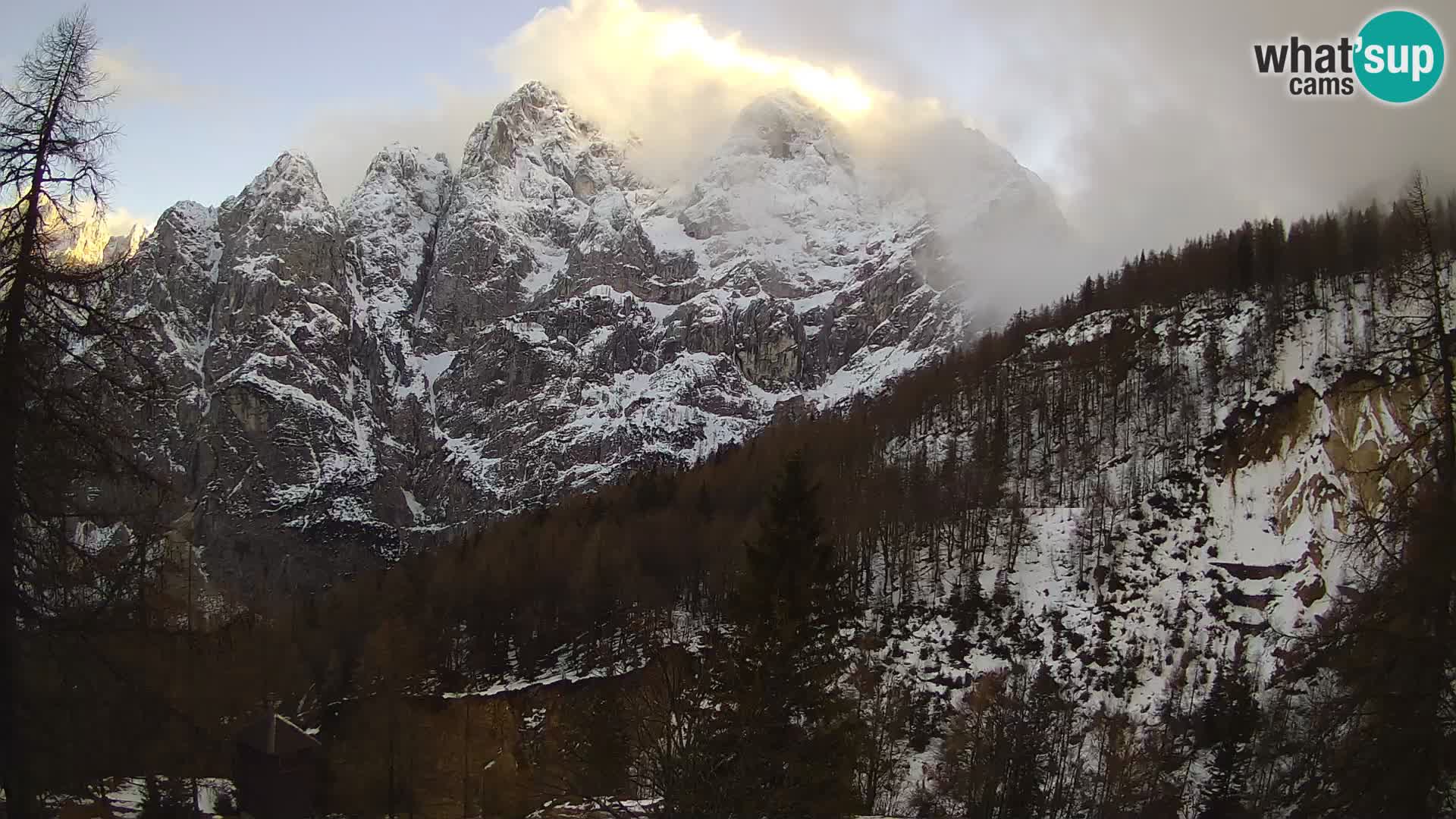 Vršič LIVE webcam casa Erjavčeva – vista sul PRISOJNIK – Slovenia