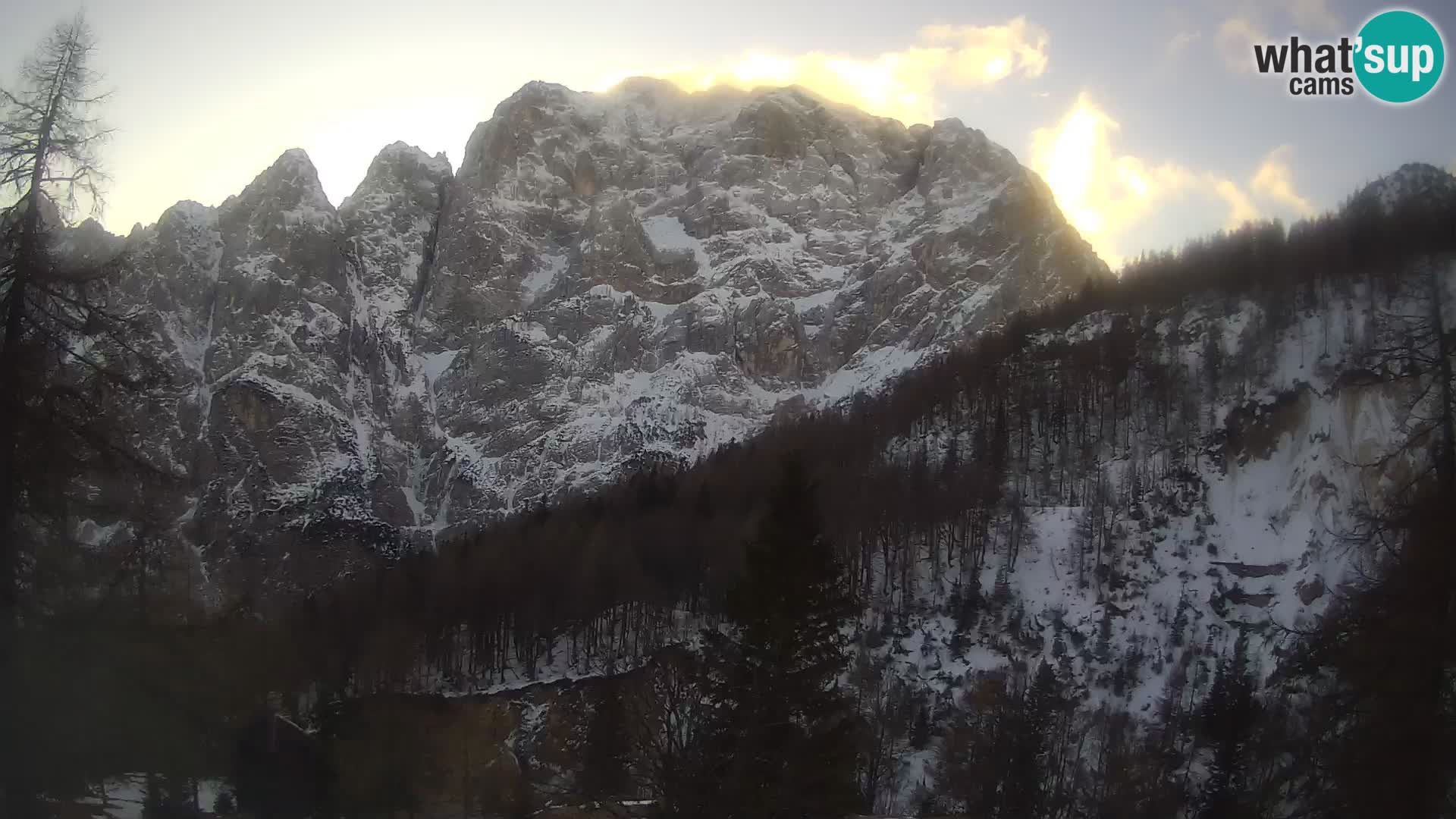 Vršič LIVE webcam Erjavčeva house – view to PRISOJNIK – Slovenia