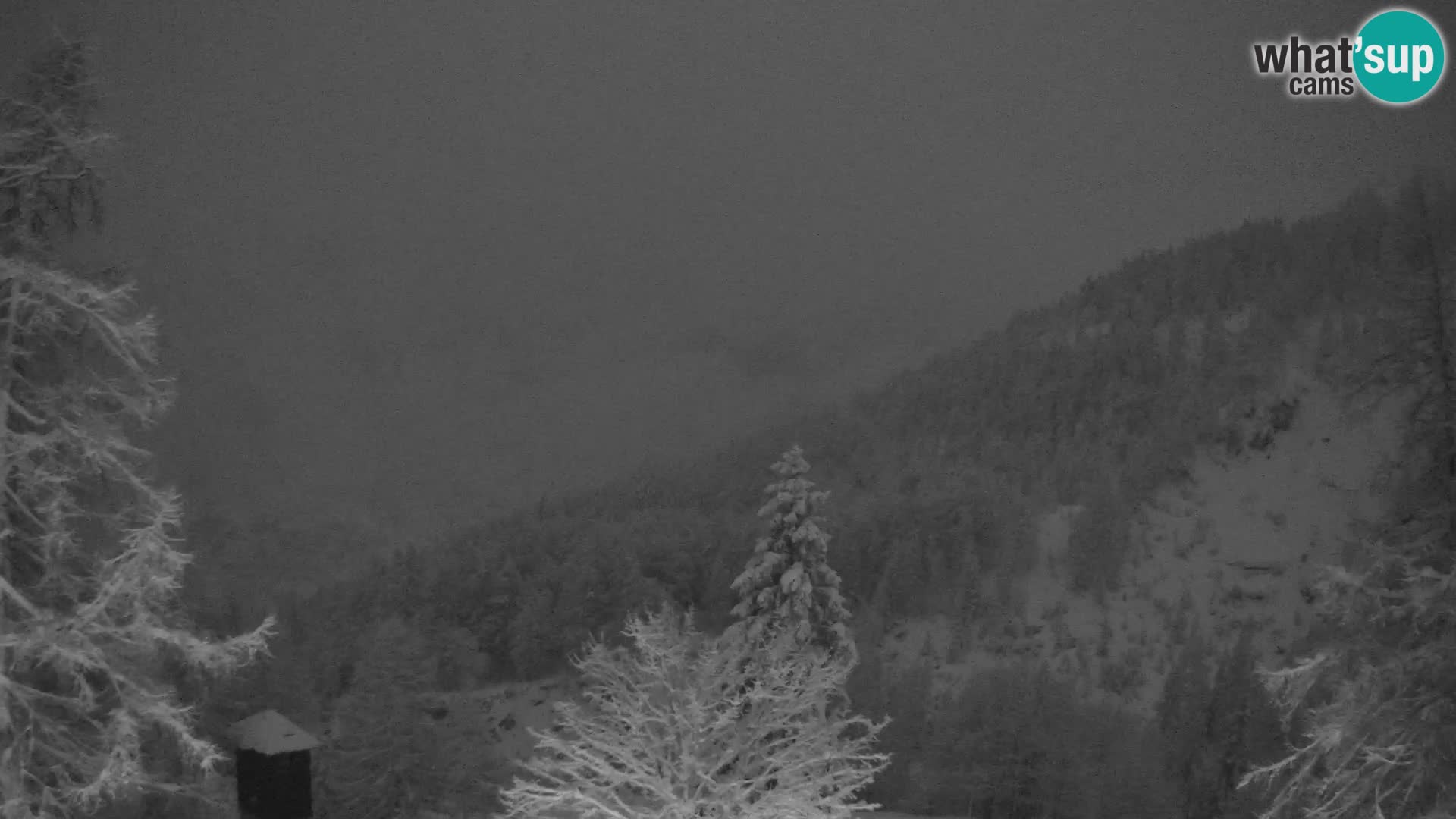 Vršič spletna kamera Erjavčeva hiša – pogled na PRISOJNIK