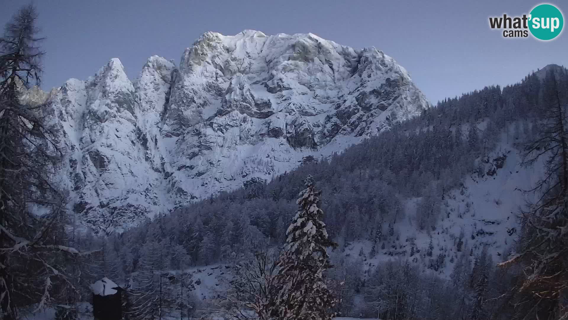 Webcam Vršič LIVE maison Erjavčeva – vue sur PRISOJNIK – Slovénie
