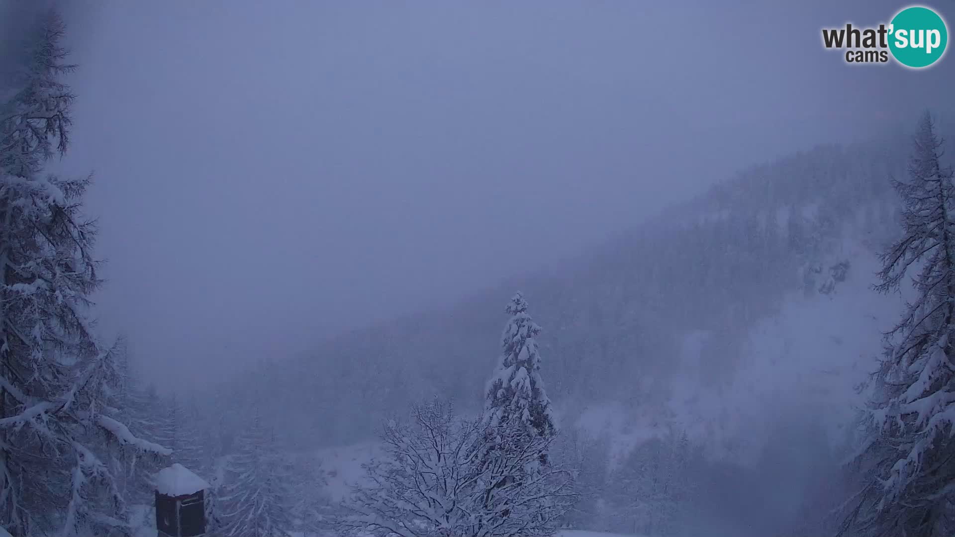Vršič LIVE webcam Erjavčeva house – view to PRISOJNIK – Slovenia