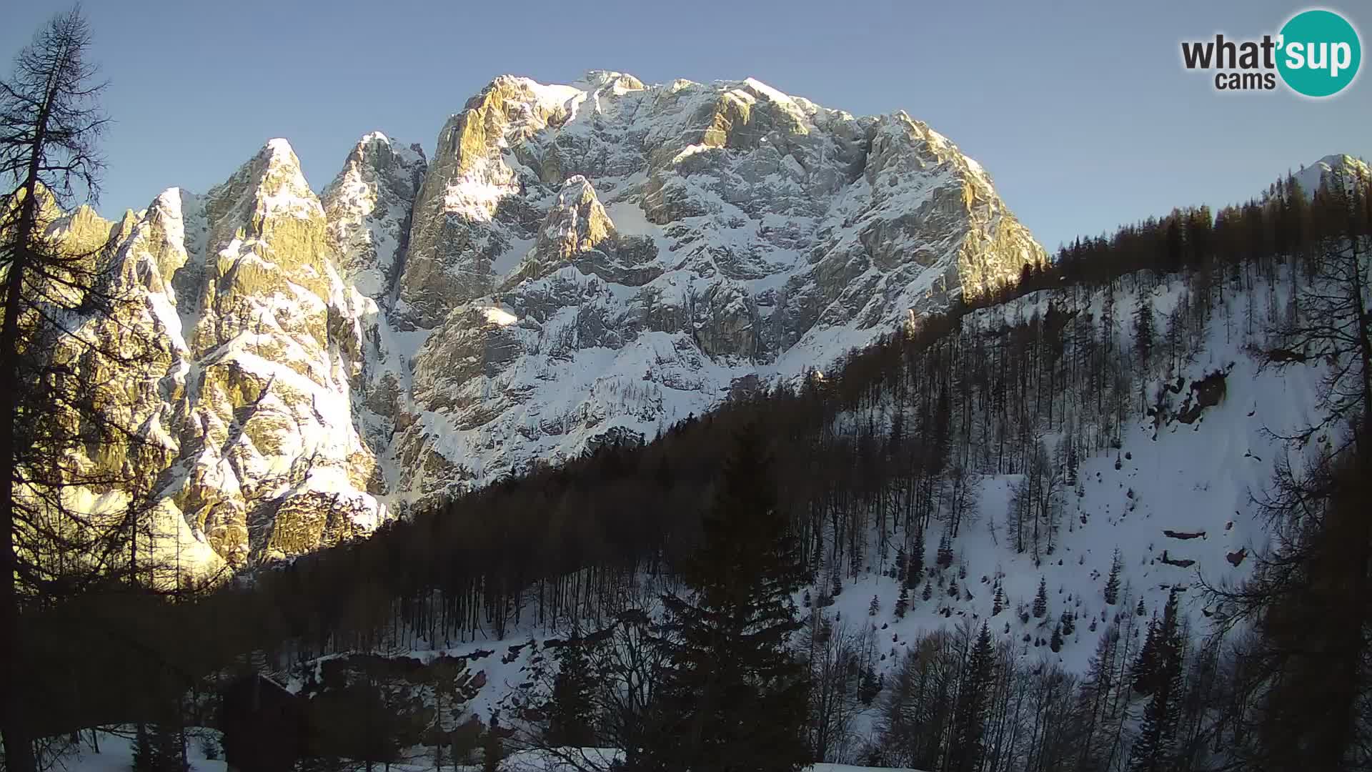 Vršič LIVE webcam casa Erjavčeva – vista sul PRISOJNIK – Slovenia