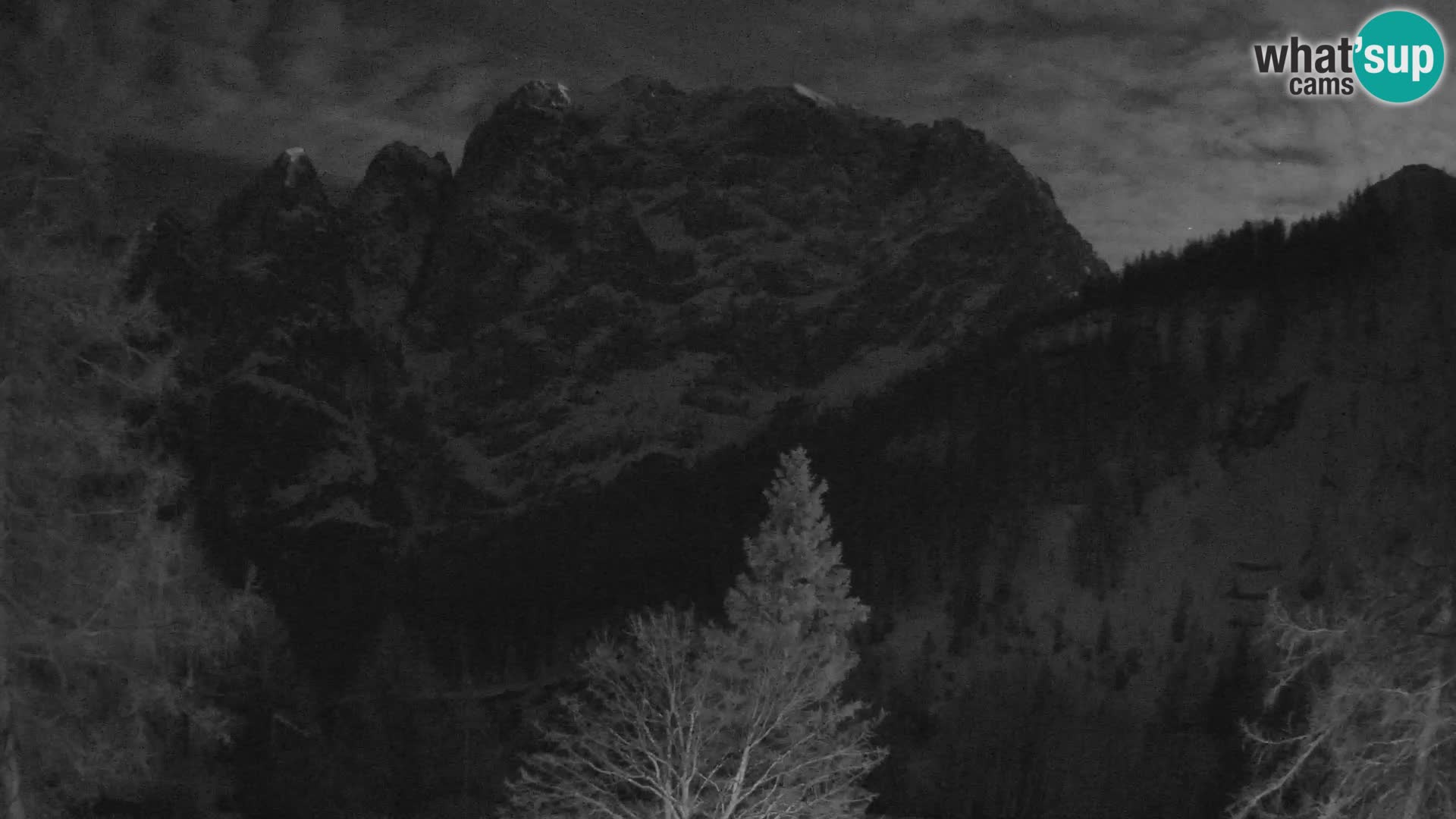 Vršič LIVE webcam Erjavčeva house – view to PRISOJNIK – Slovenia