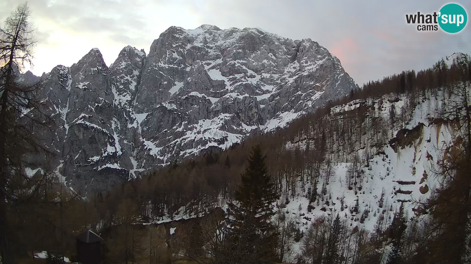 Vršič LIVE webcam casa Erjavčeva – vista sul PRISOJNIK – Slovenia
