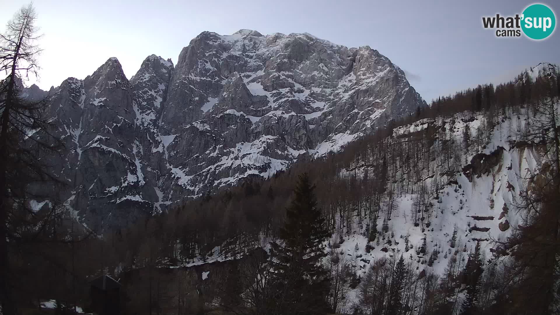 Vršič web kamera Erjavčeva kuća – view to PRISOJNIK – Slovenija