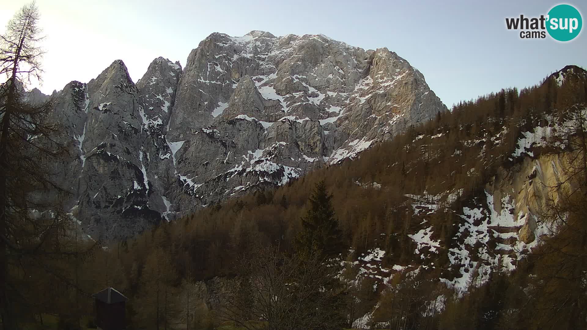 Vršič web kamera Erjavčeva kuća – view to PRISOJNIK – Slovenija