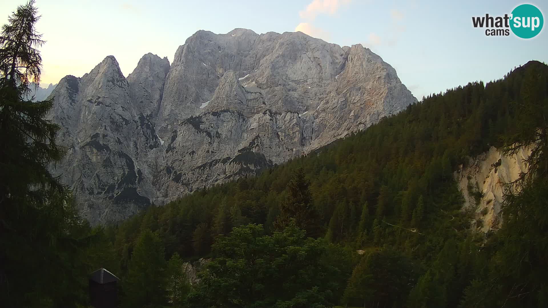 Vršič spletna kamera Erjavčeva hiša – pogled na PRISOJNIK