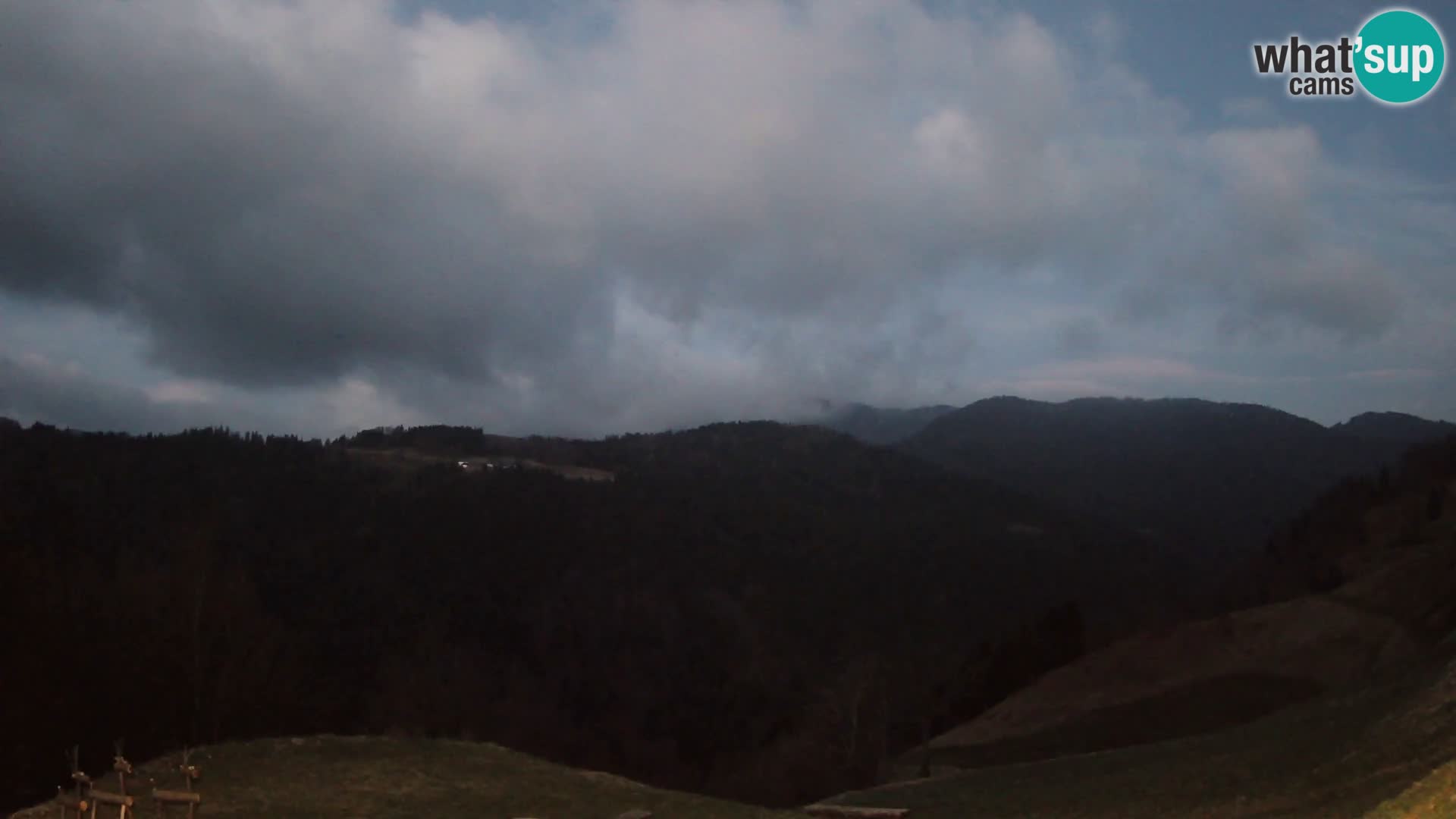 Webcam Brunarica Dražgoše – Live View of Ratitovec (1666 m)