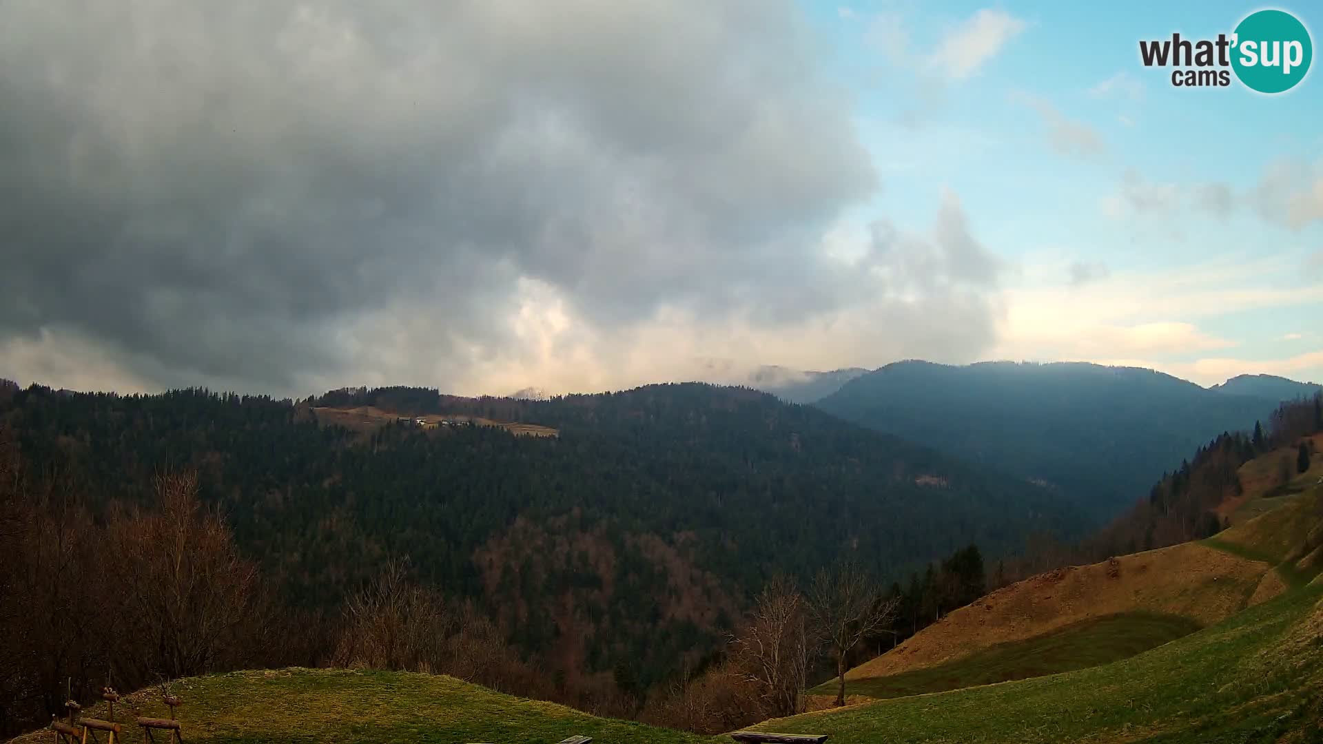 Webcam Brunarica Dražgoše – Live View of Ratitovec (1666 m)