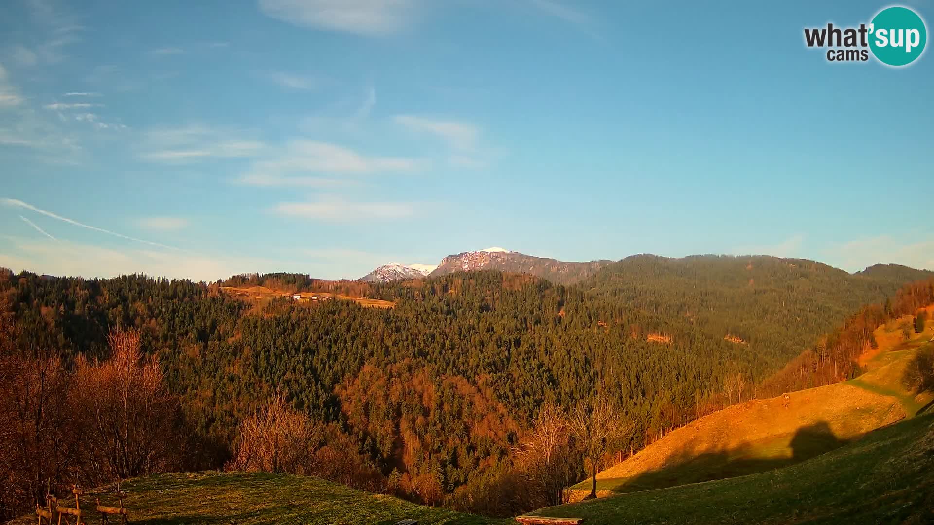 Spletna kamera Brunarica Dražgoše – Pogled v živo na Ratitovec (1666 m)