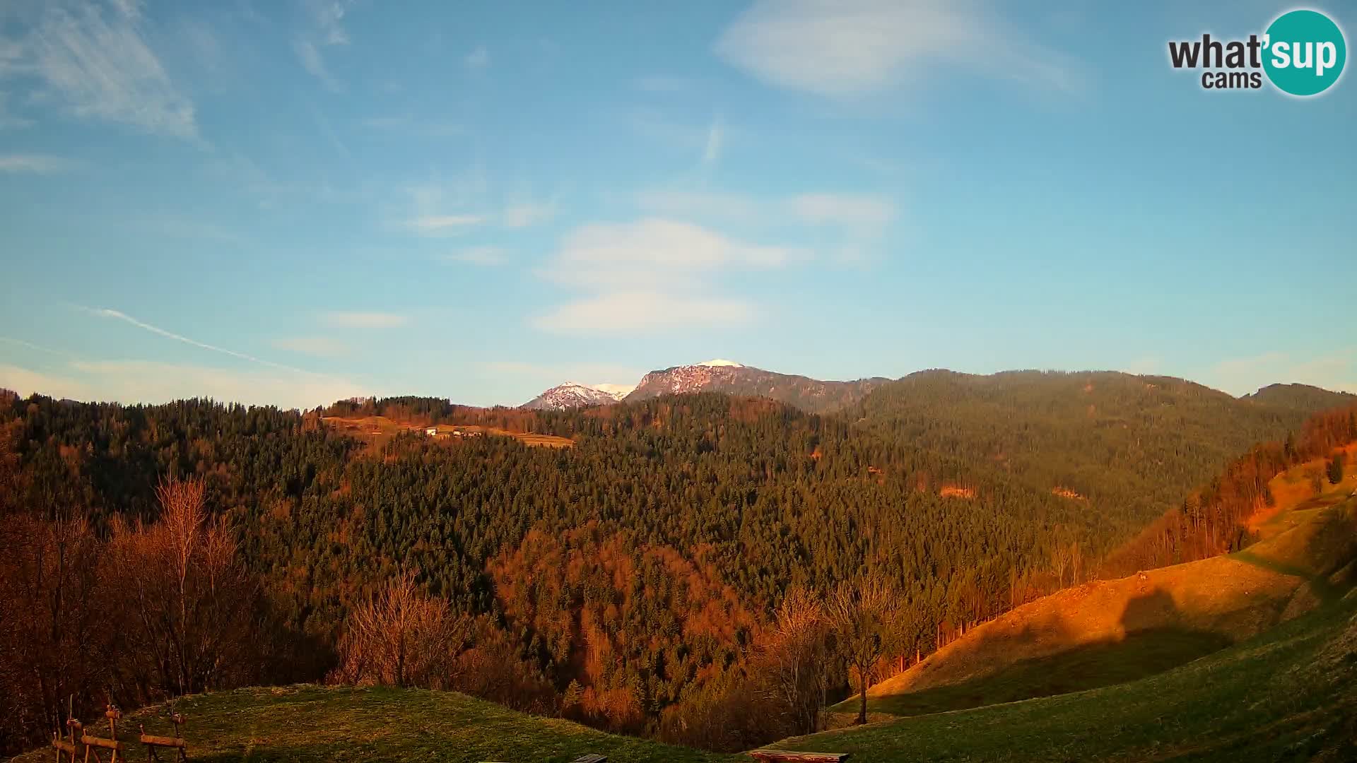 Spletna kamera Brunarica Dražgoše – Pogled v živo na Ratitovec (1666 m)