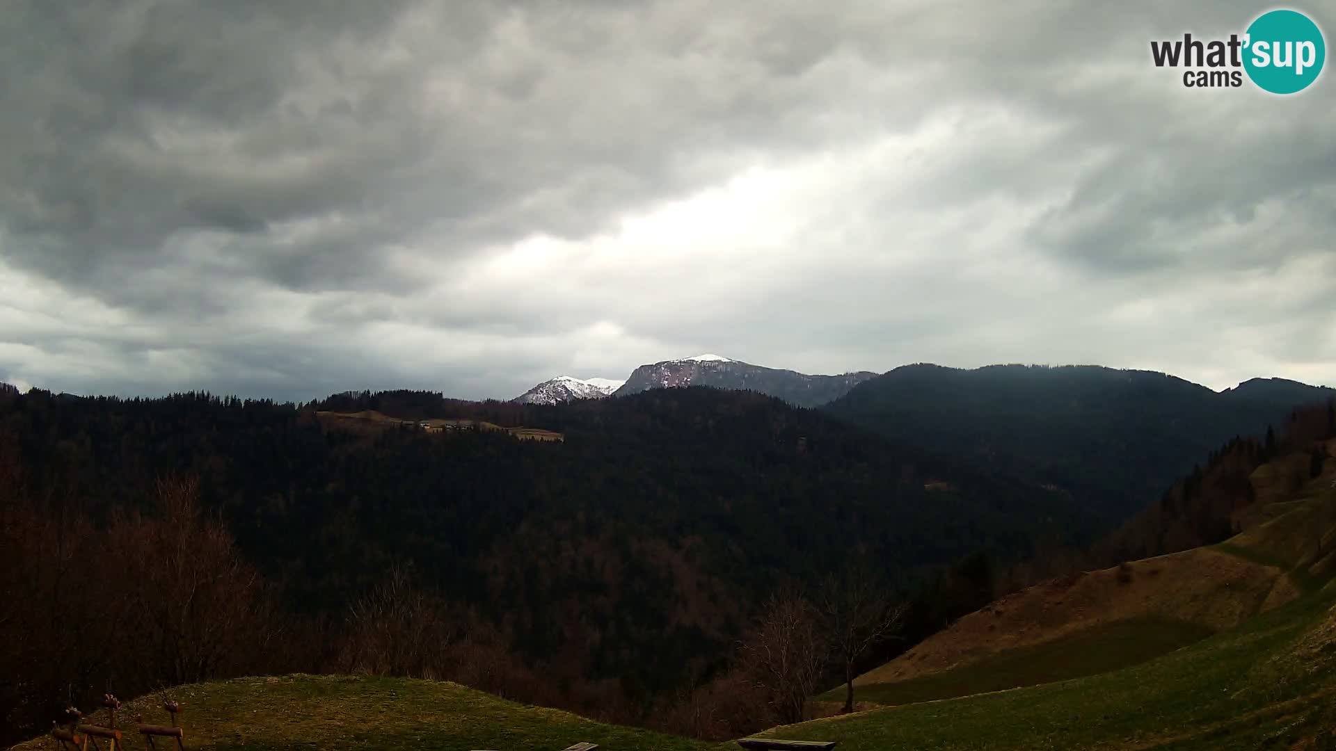 Webcam Brunarica Dražgoše – Live View of Ratitovec (1666 m)