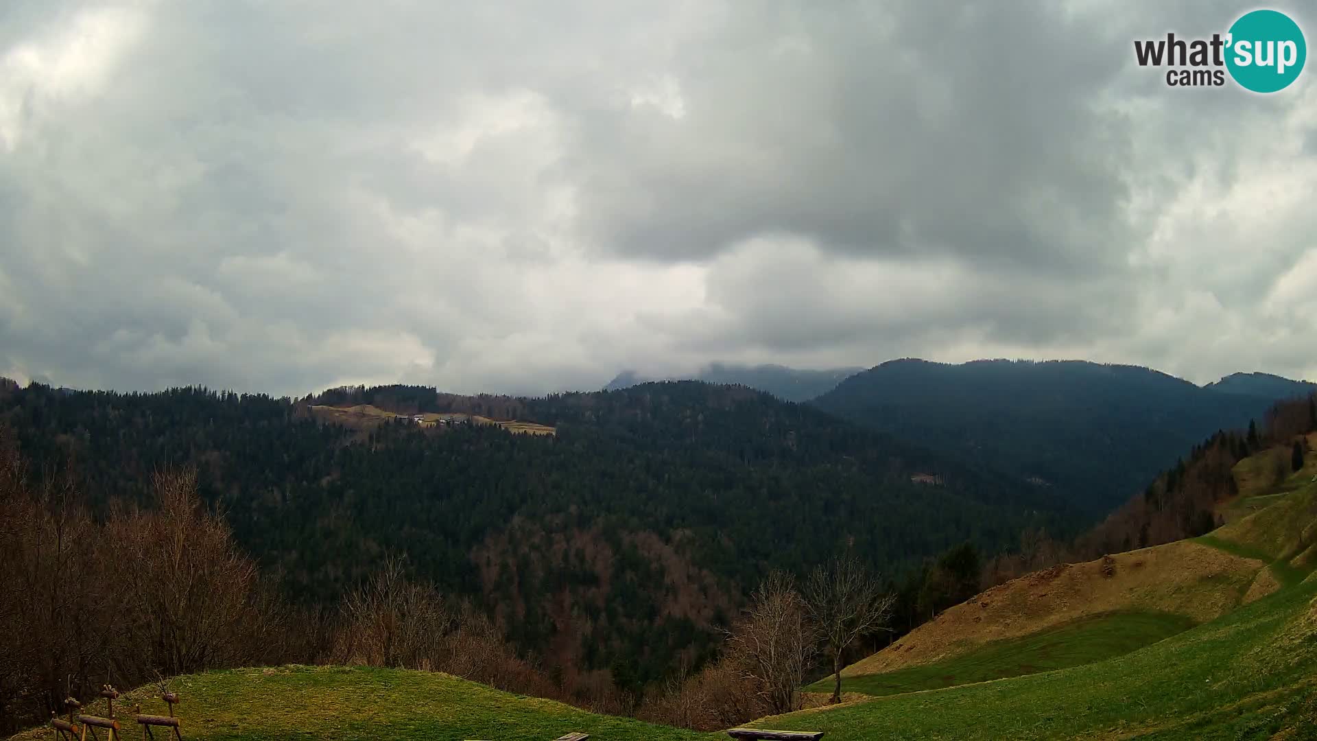Spletna kamera Brunarica Dražgoše – Pogled v živo na Ratitovec (1666 m)