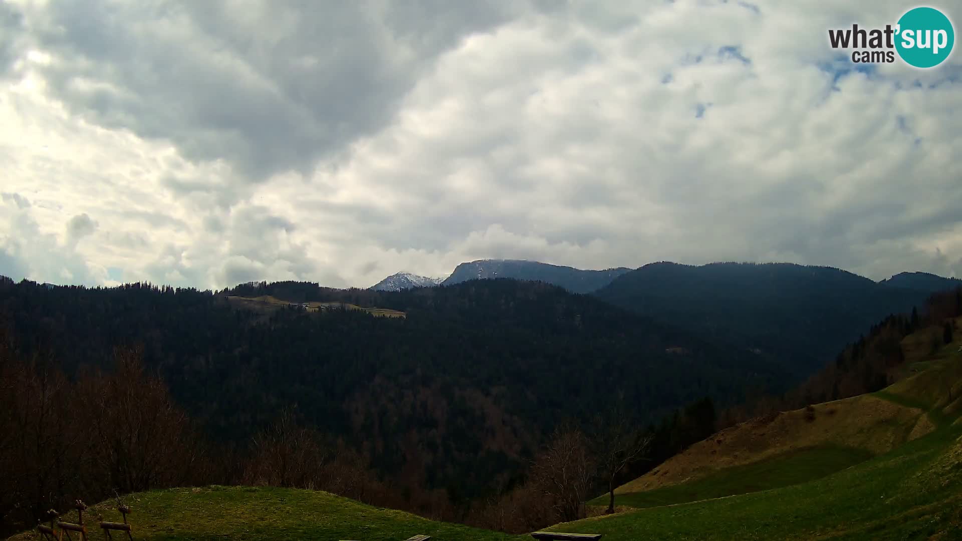 Spletna kamera Brunarica Dražgoše – Pogled v živo na Ratitovec (1666 m)