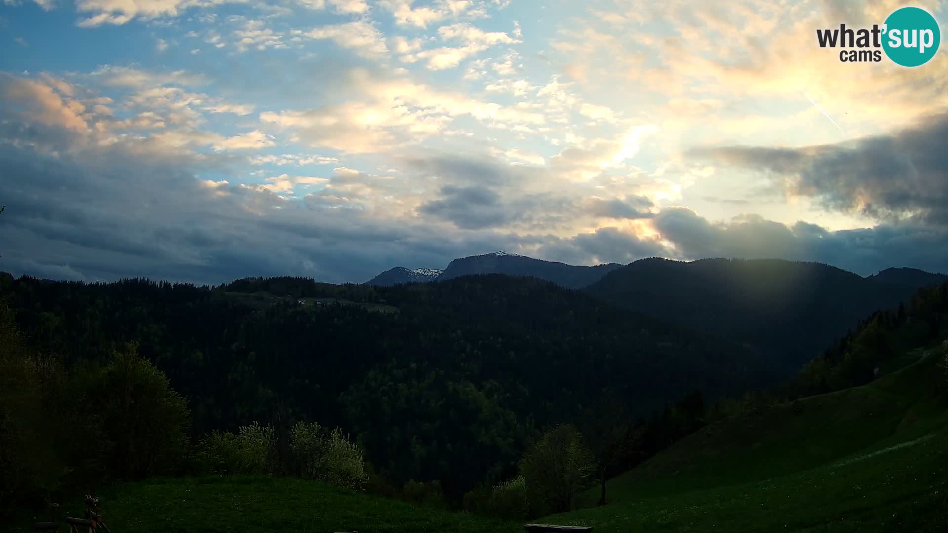 Web kamera Brunarica Dražgoše – Pogled uživo na Ratitovec (1666 m)