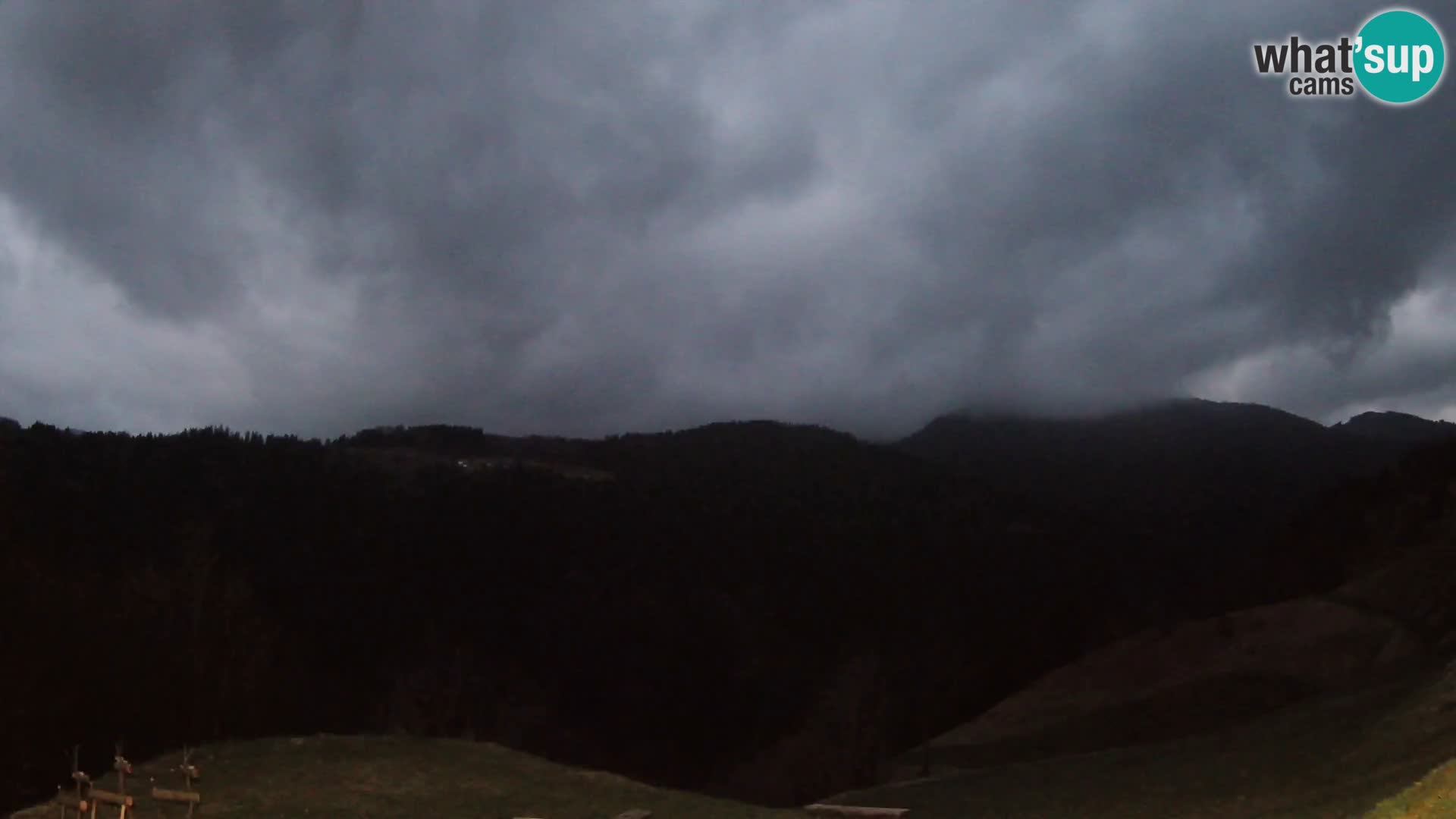 Spletna kamera Brunarica Dražgoše – Pogled v živo na Ratitovec (1666 m)