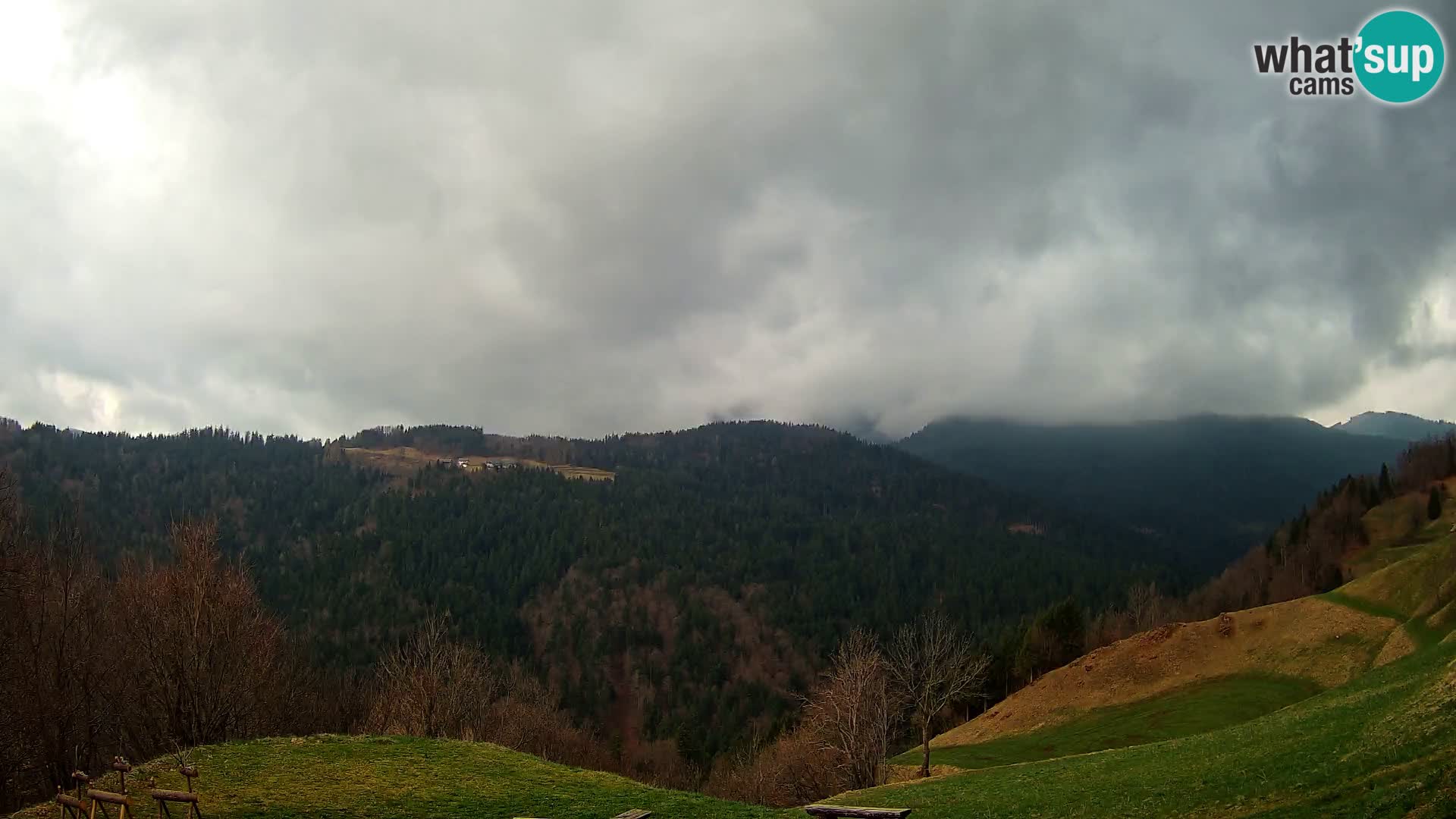 Webcam Brunarica Dražgoše – Live View of Ratitovec (1666 m)