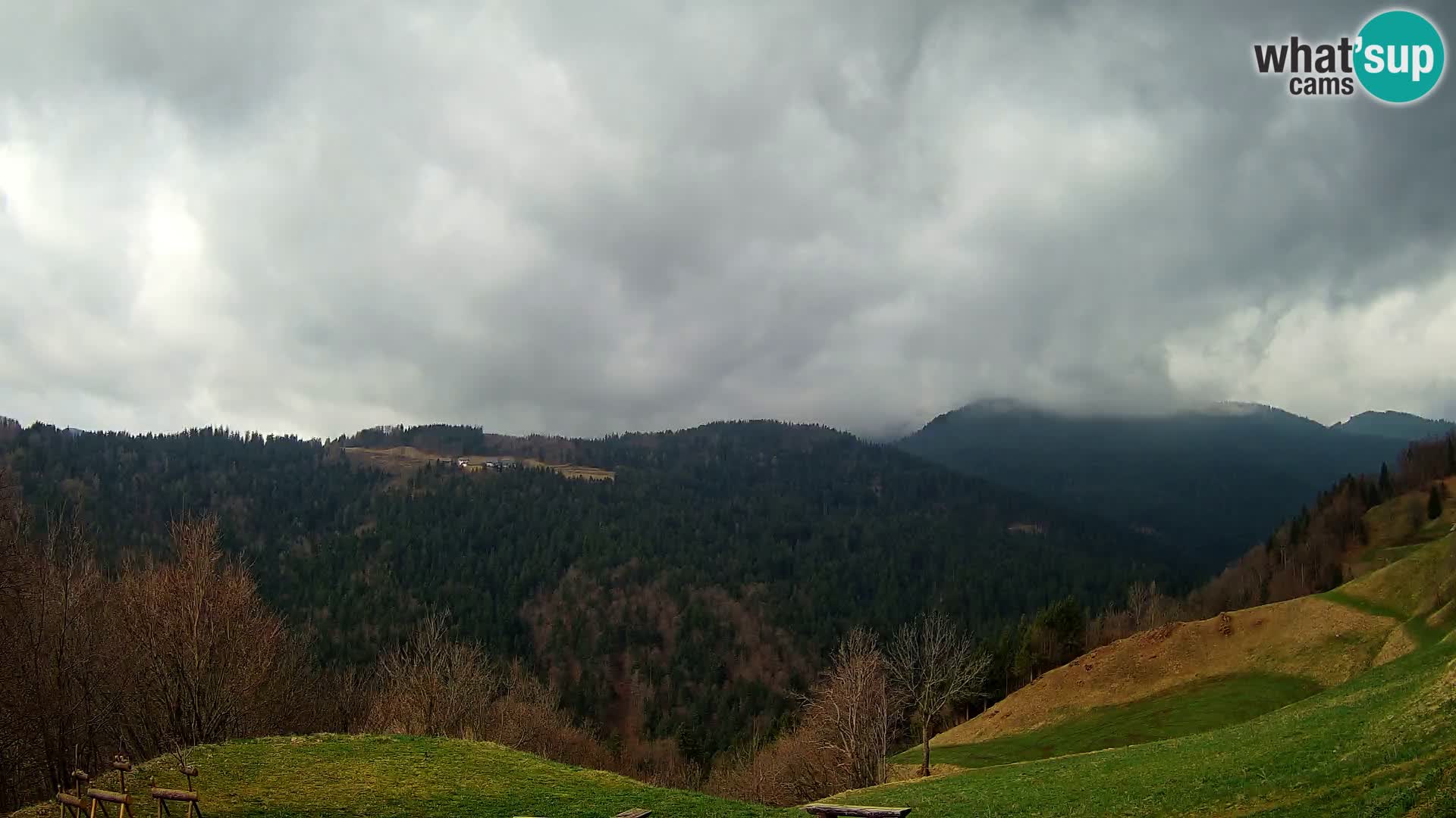 Webcam Brunarica Dražgoše – Live View of Ratitovec (1666 m)