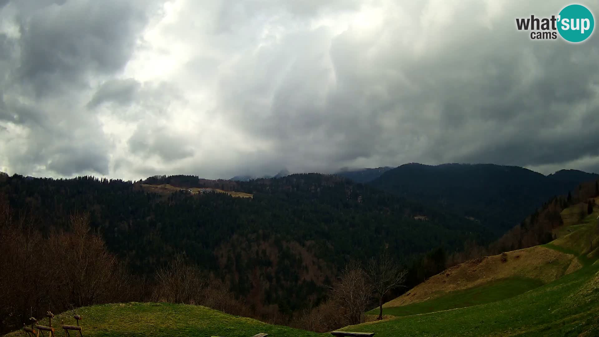 Webcam Brunarica Dražgoše – Live View of Ratitovec (1666 m)