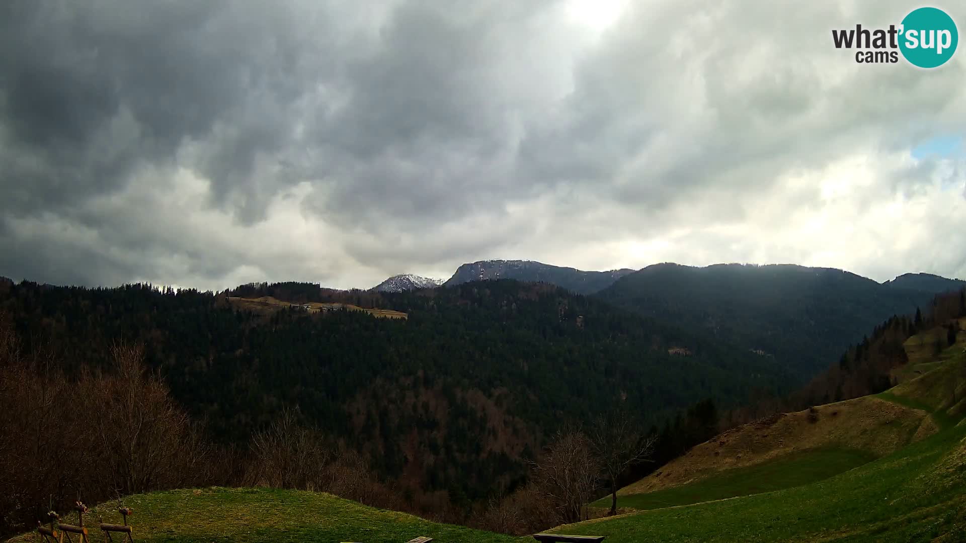 Webcam Brunarica Dražgoše – Live View of Ratitovec (1666 m)