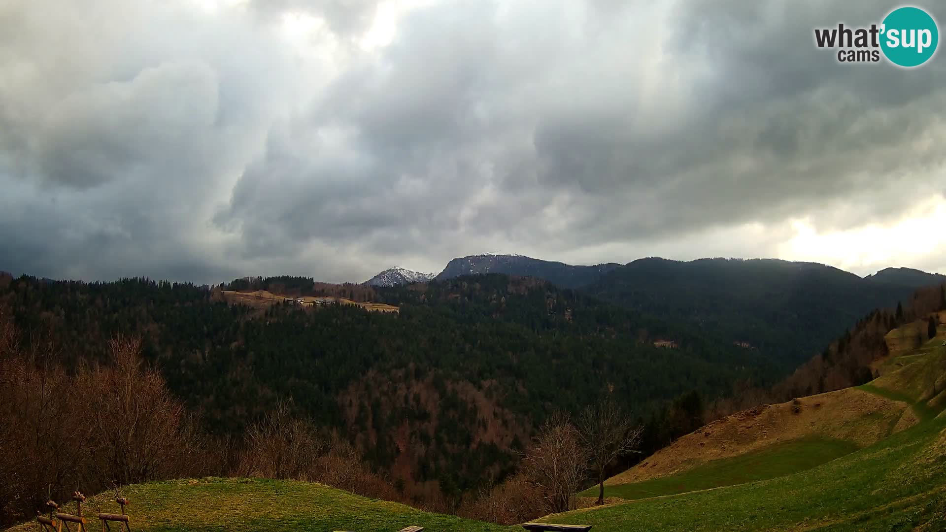 Webcam Brunarica Dražgoše – Vista live sul Ratitovec (1666 m)