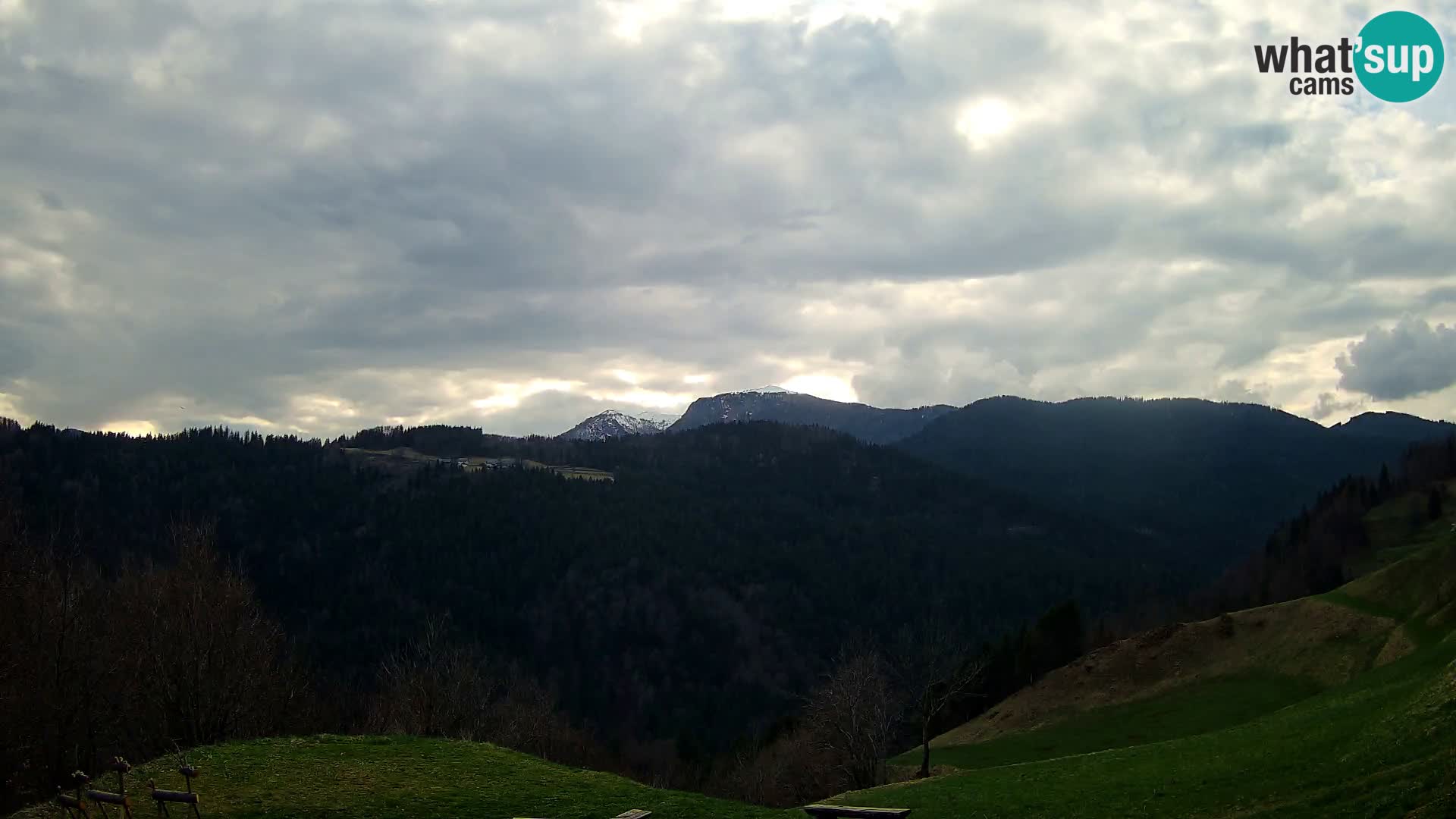 Webcam Brunarica Dražgoše – Live View of Ratitovec (1666 m)