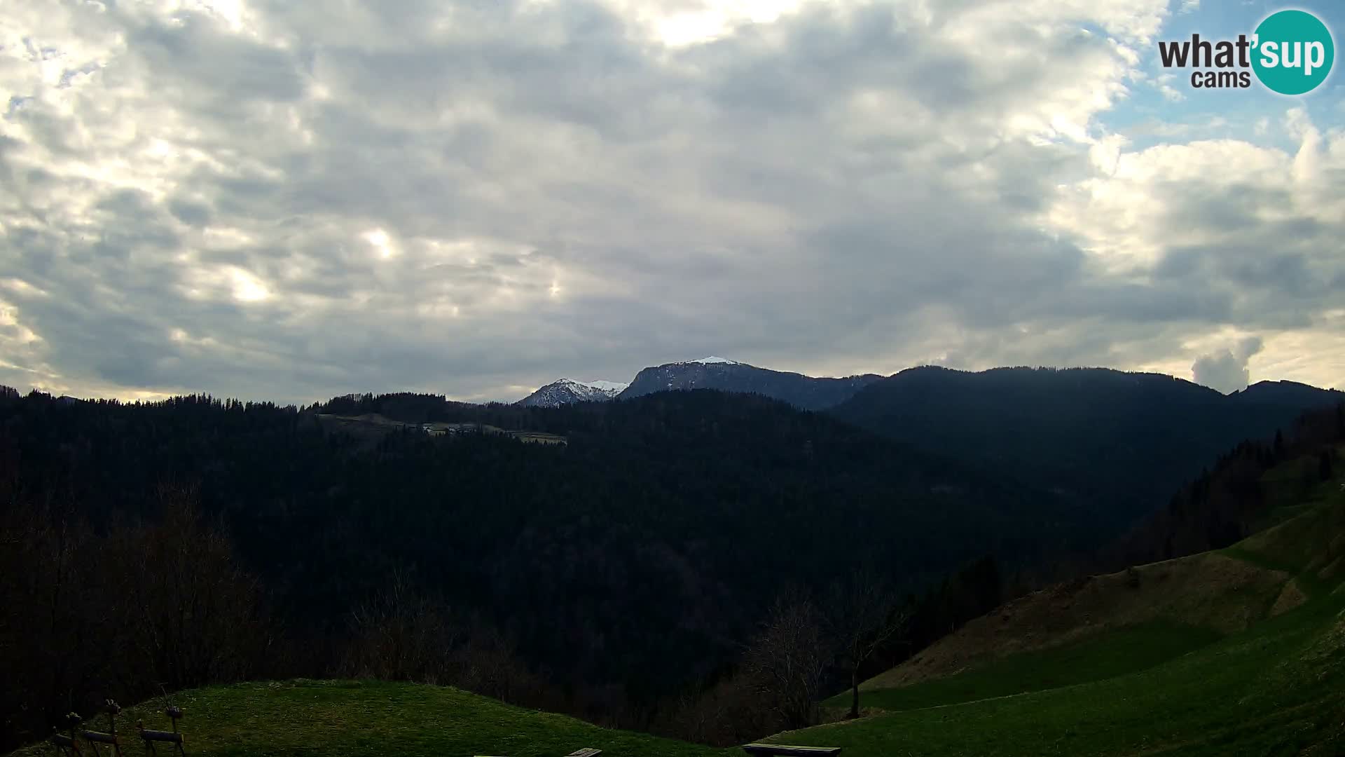 Webcam Brunarica Dražgoše – Live View of Ratitovec (1666 m)