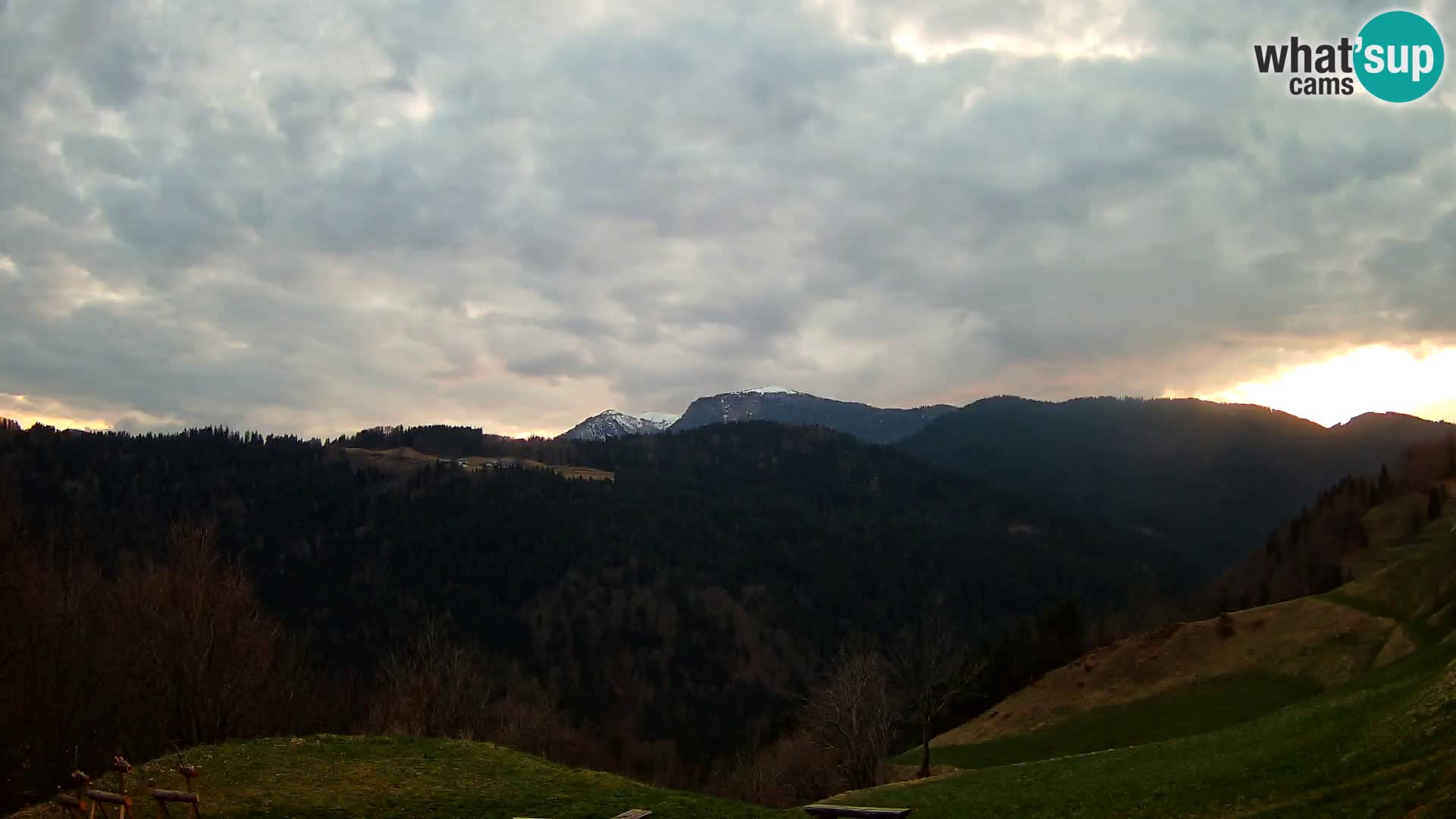 Webcam Brunarica Dražgoše – Live View of Ratitovec (1666 m)