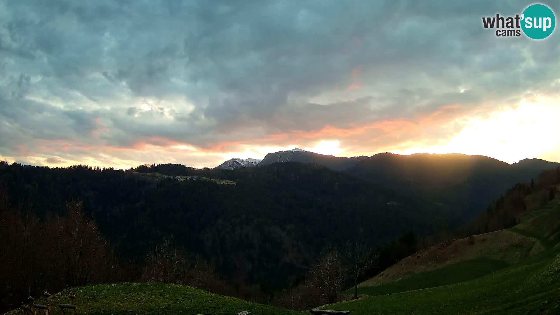 Webcam Brunarica Dražgoše – Live View of Ratitovec (1666 m)