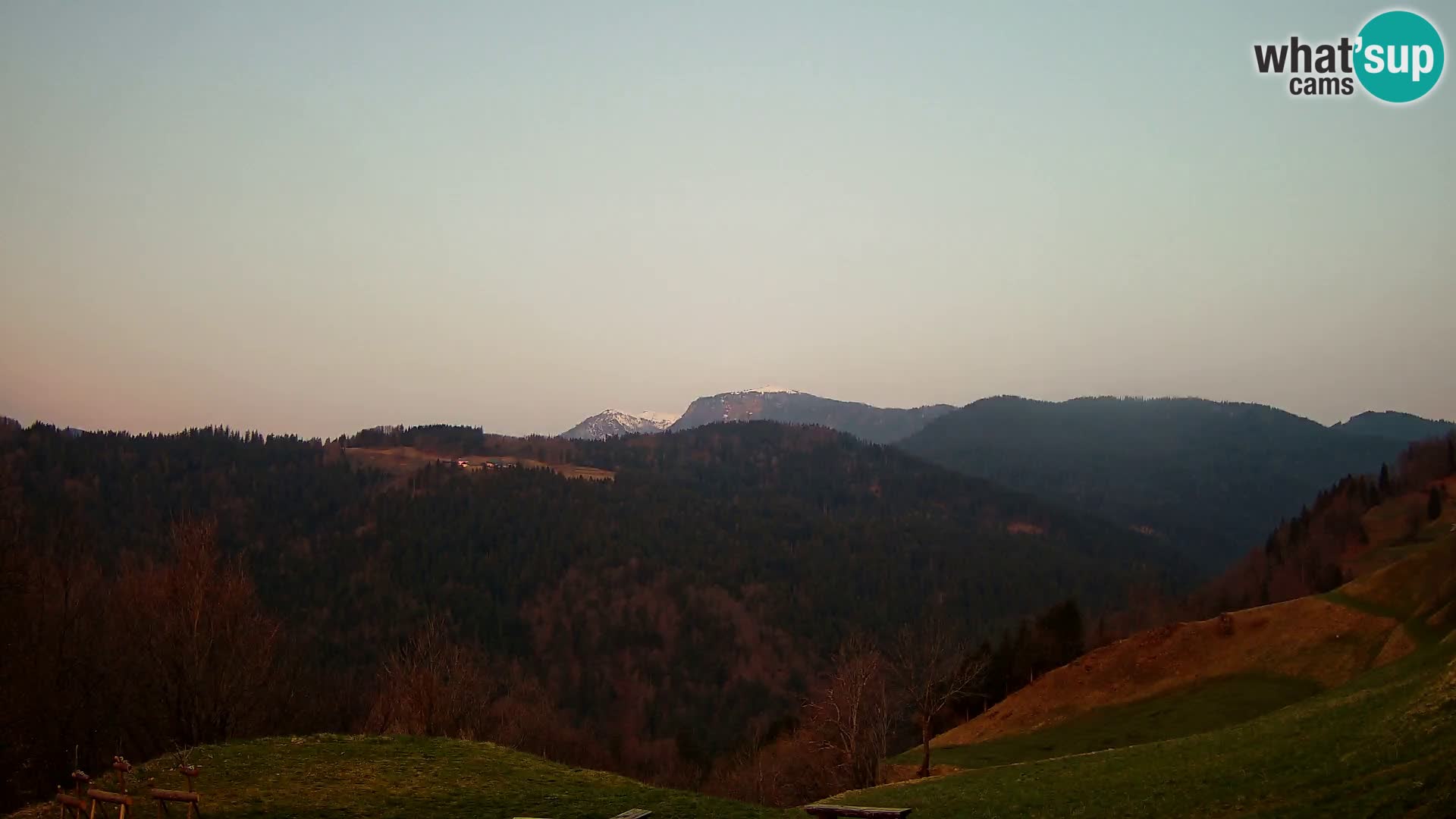 Spletna kamera Brunarica Dražgoše – Pogled v živo na Ratitovec (1666 m)