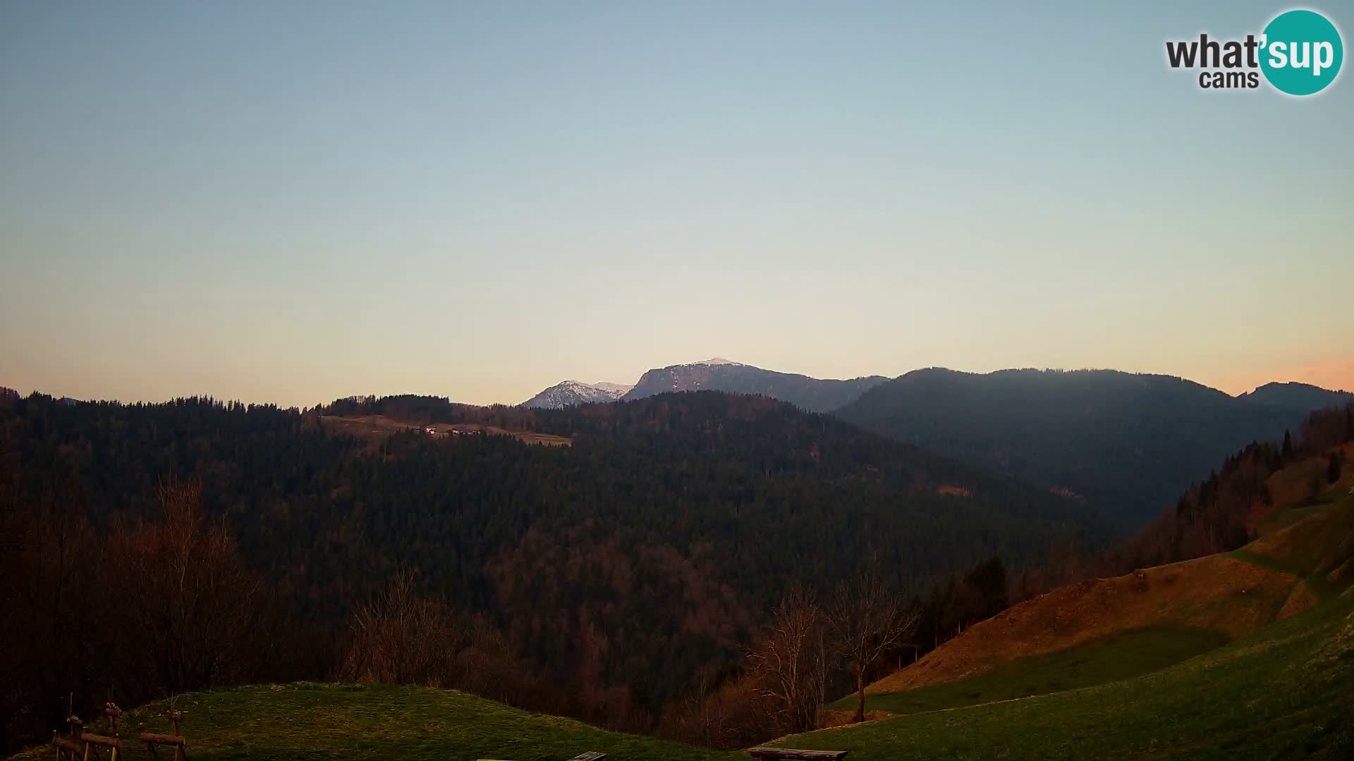 Spletna kamera Brunarica Dražgoše – Pogled v živo na Ratitovec (1666 m)