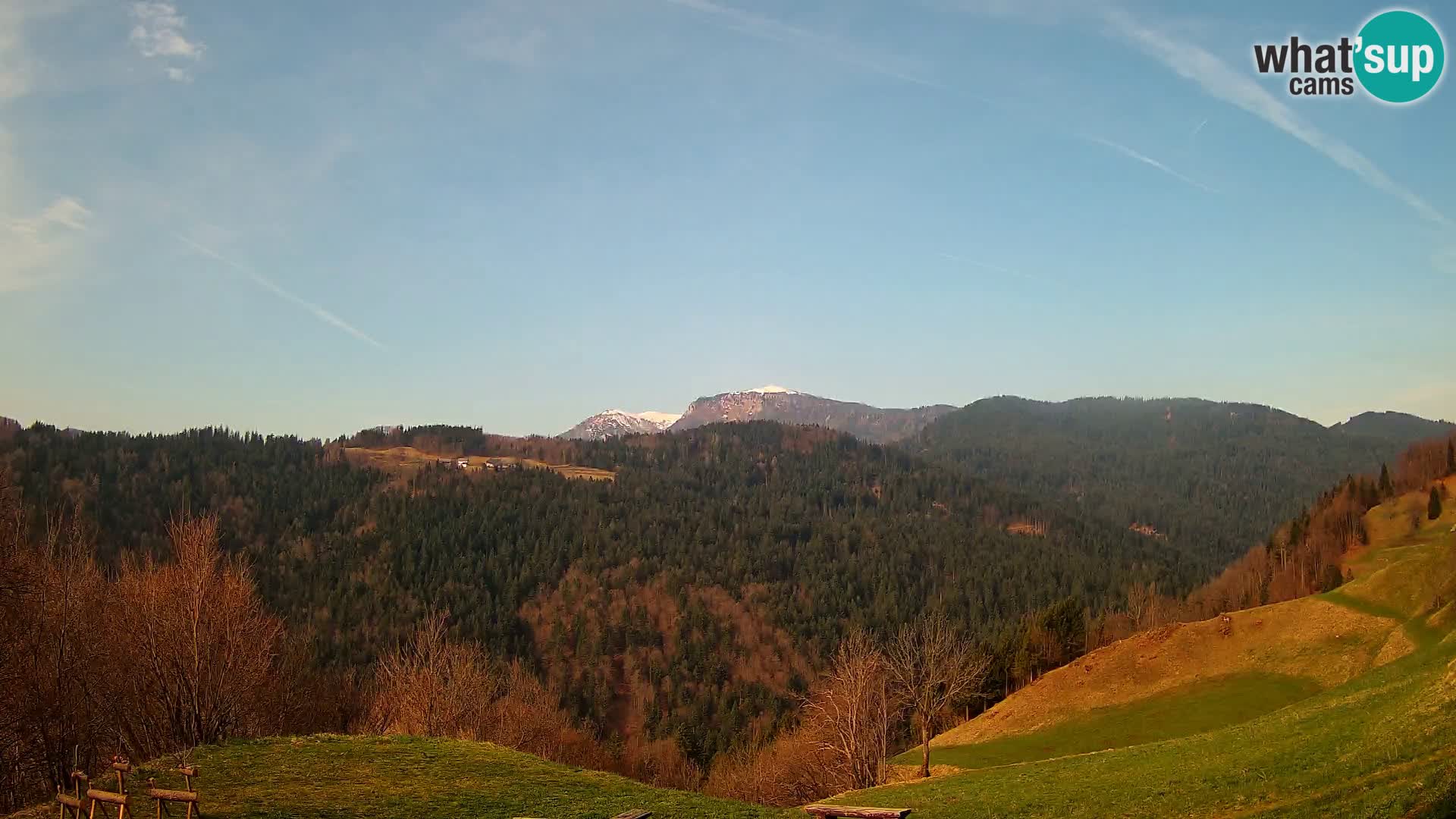 Spletna kamera Brunarica Dražgoše – Pogled v živo na Ratitovec (1666 m)