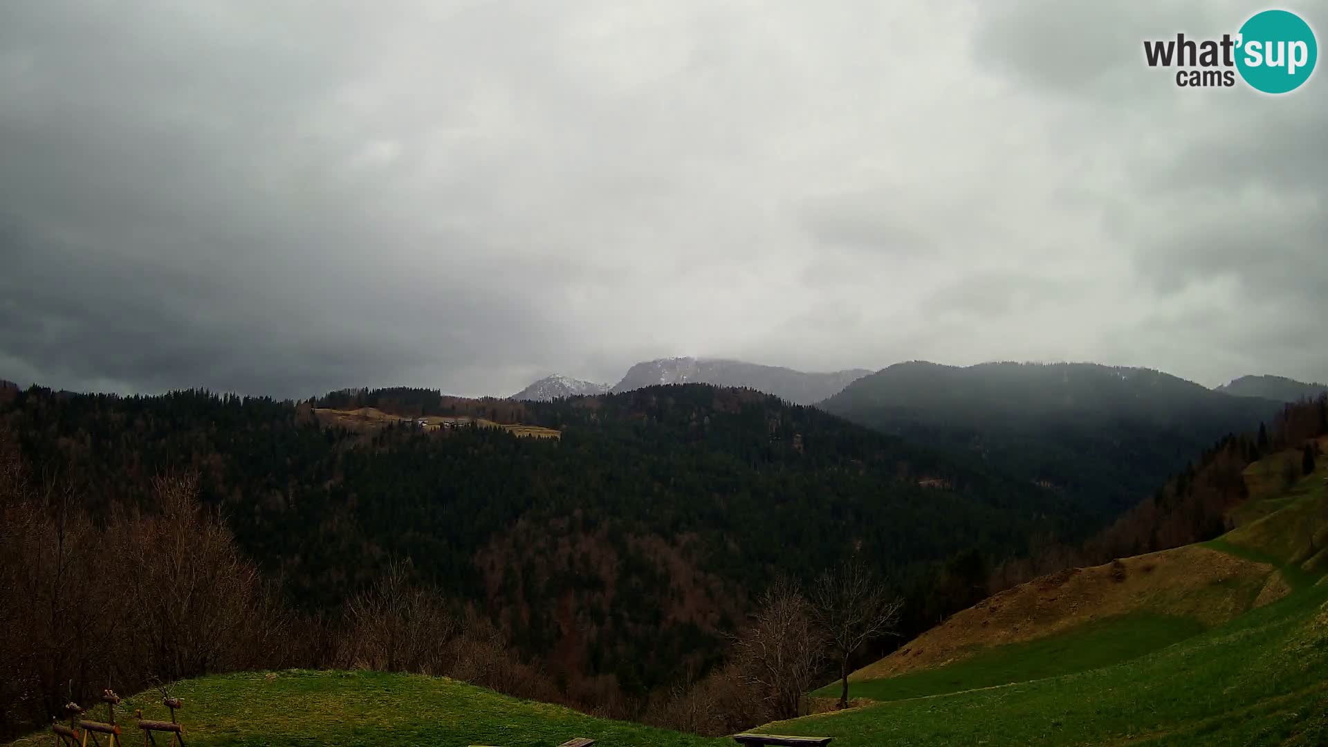 Webcam Brunarica Dražgoše – Vista live sul Ratitovec (1666 m)